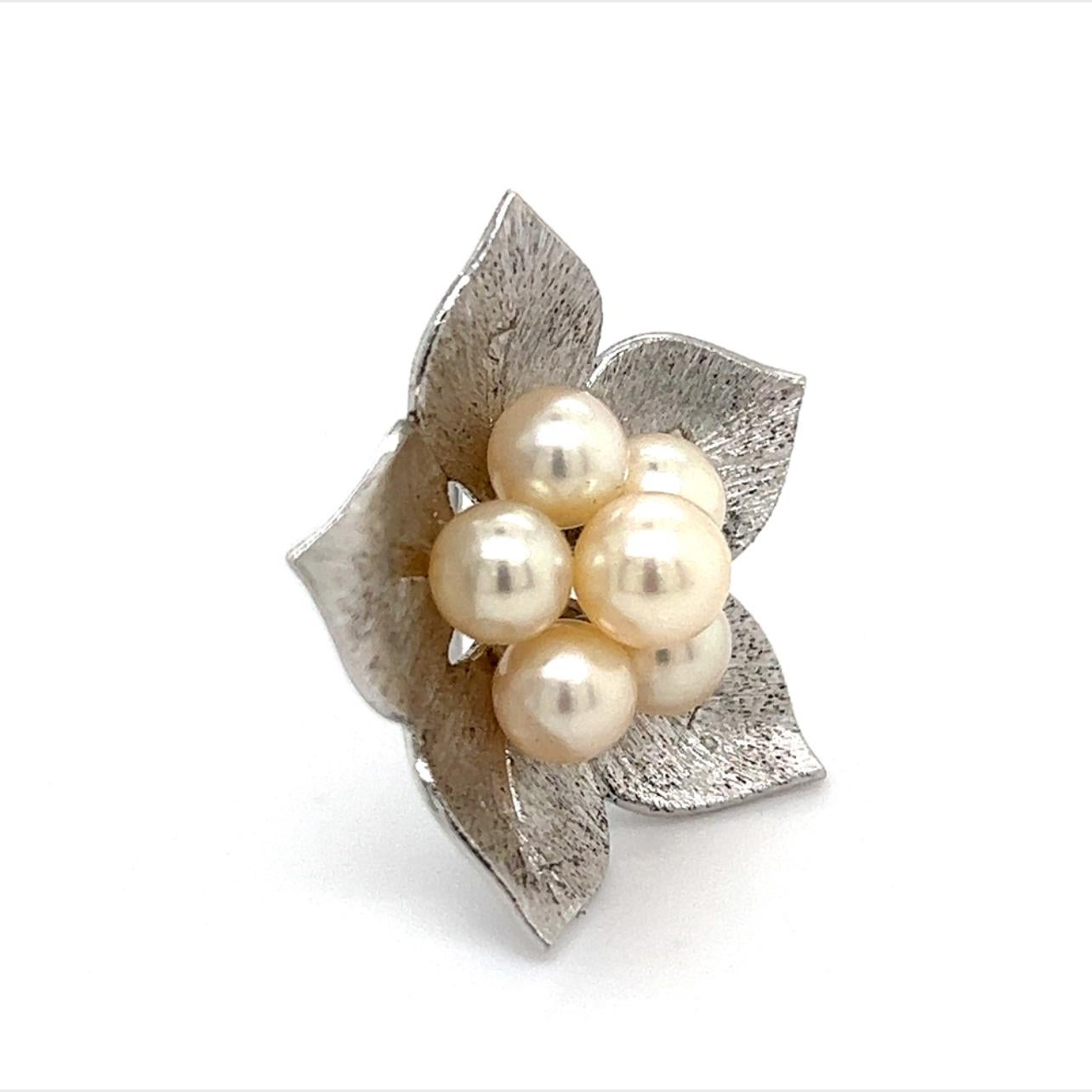 Mikimoto Broche fleur Akoya en argent sterling et perles, ancienne propriété 5