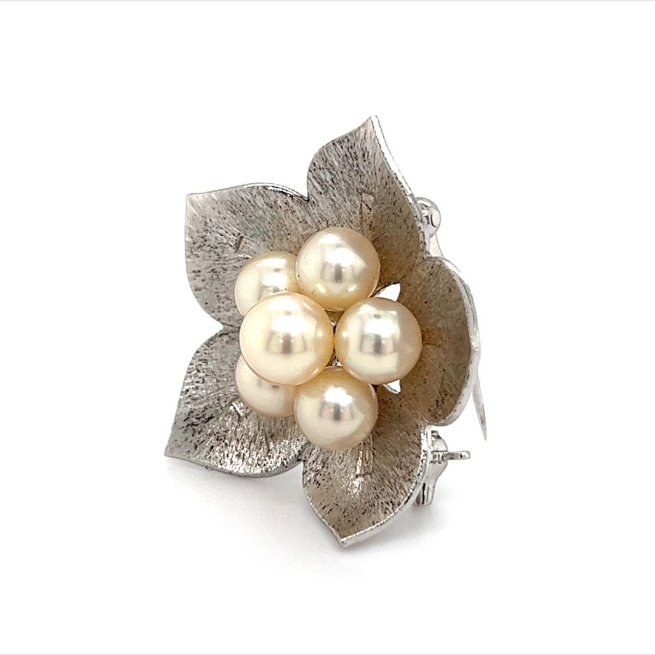 Broche fleur en perle Akoya du domaine Mikimoto en argent sterling 6,2 mm M269

Cette élégante broche en argent authentique Mikimoto comporte 6 perles de culture Akoya d'eau salée d'une taille de 6,2 mm pour un poids de 6,13 grammes.

VENDEUR DE
