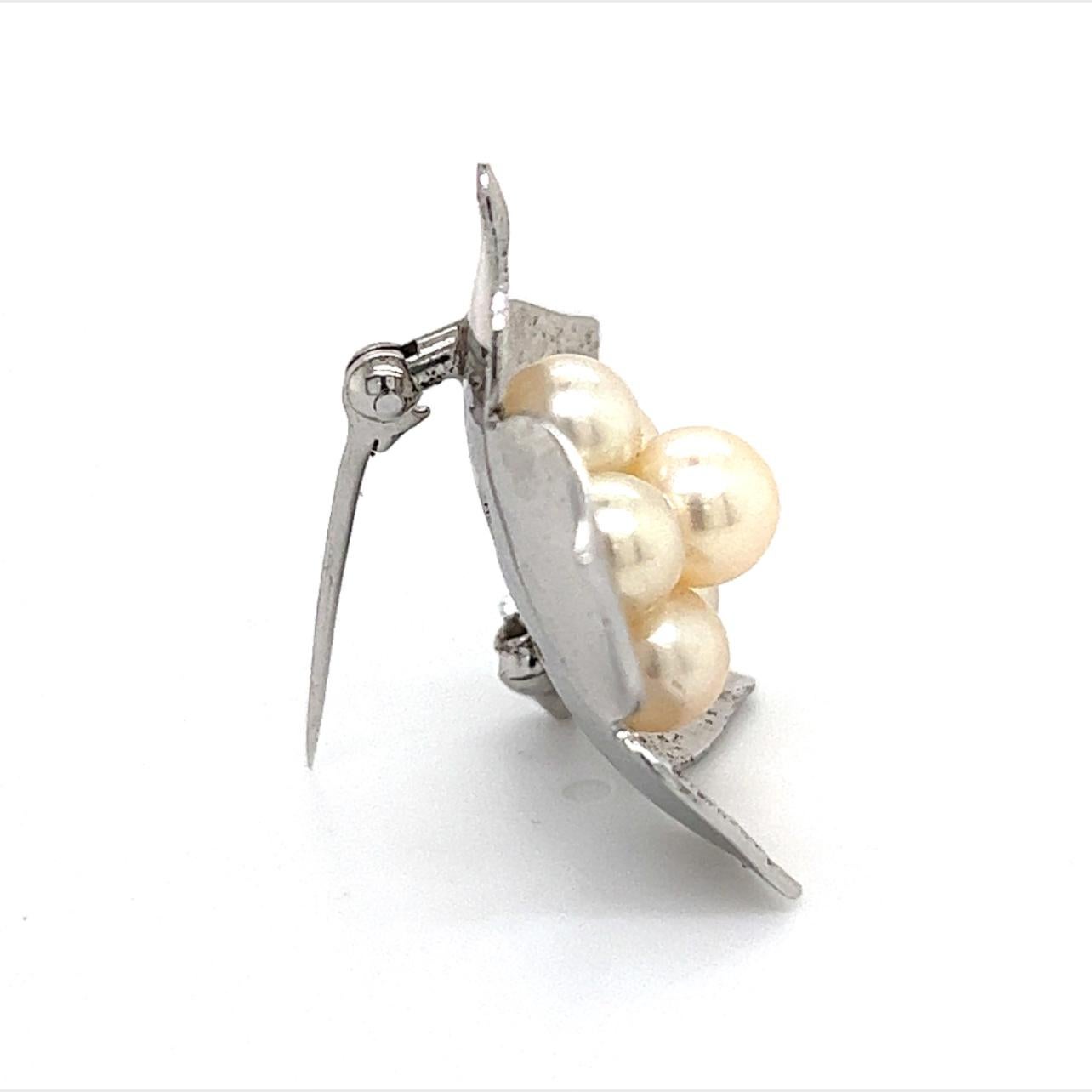 Taille ronde Mikimoto Broche fleur Akoya en argent sterling et perles, ancienne propriété