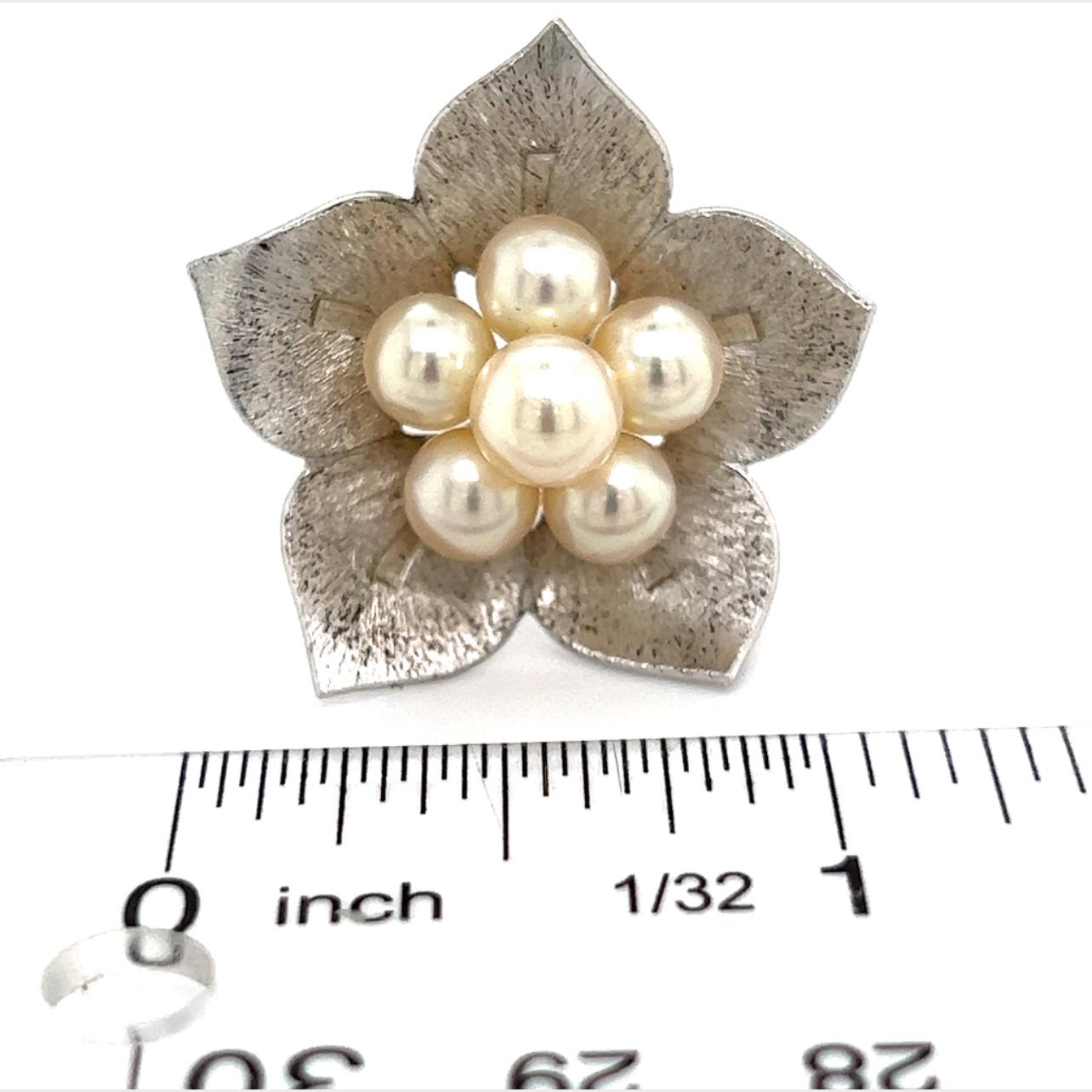 Mikimoto Broche fleur Akoya en argent sterling et perles, ancienne propriété Bon état à Brooklyn, NY