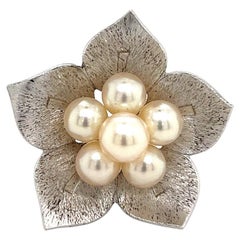 Mikimoto Broche fleur Akoya en argent sterling et perles, ancienne propriété