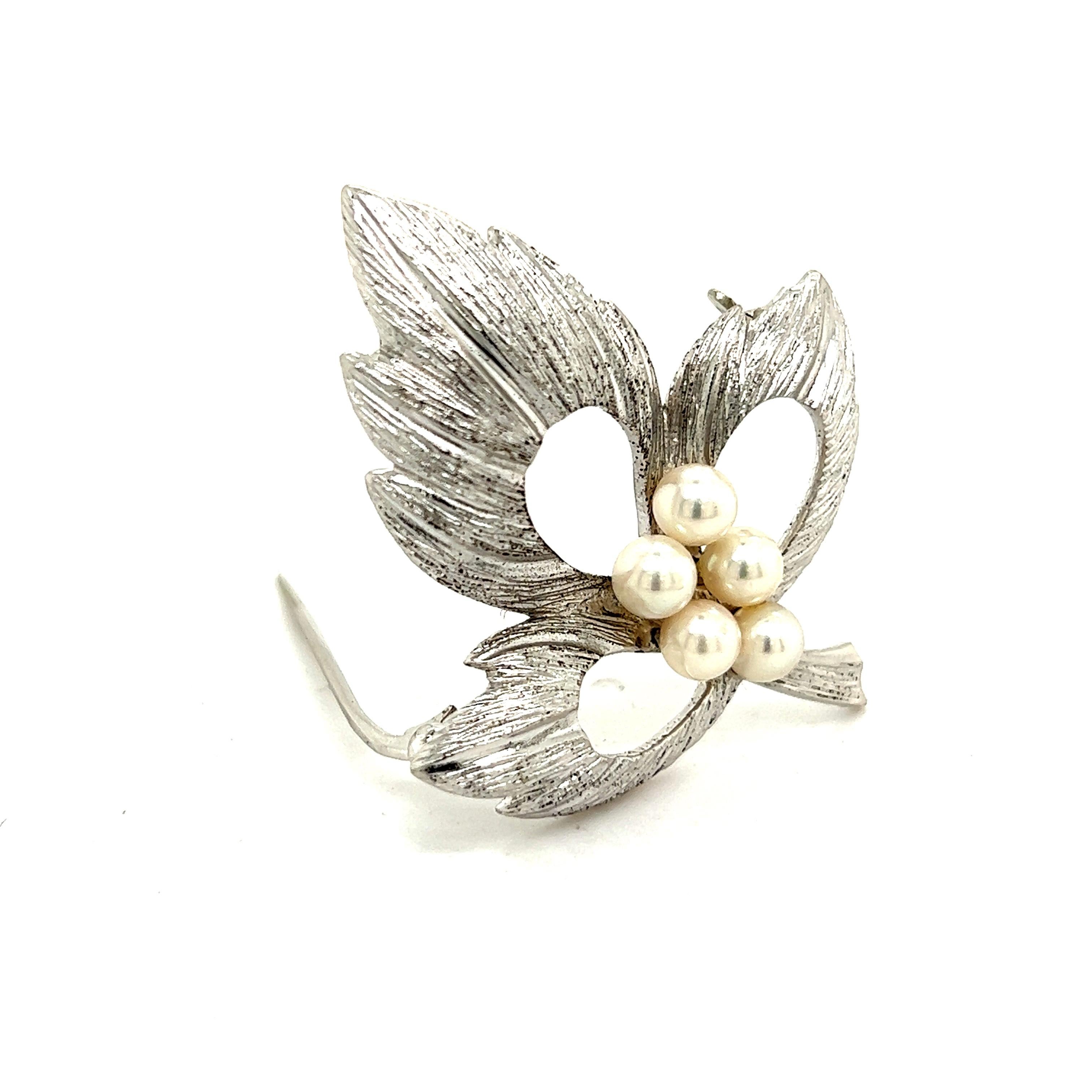 Mikimoto Estate Akoya Pearl Leaf Brooch Pin Sterling Silver 4.5 mm M296

This elegant Authentic Mikimoto Estate Akoya pearl brooch pin is made of sterling silver and has 5 Akoya Cultured Pearls ranging in size from 4.5 mm and a weight of 7.02