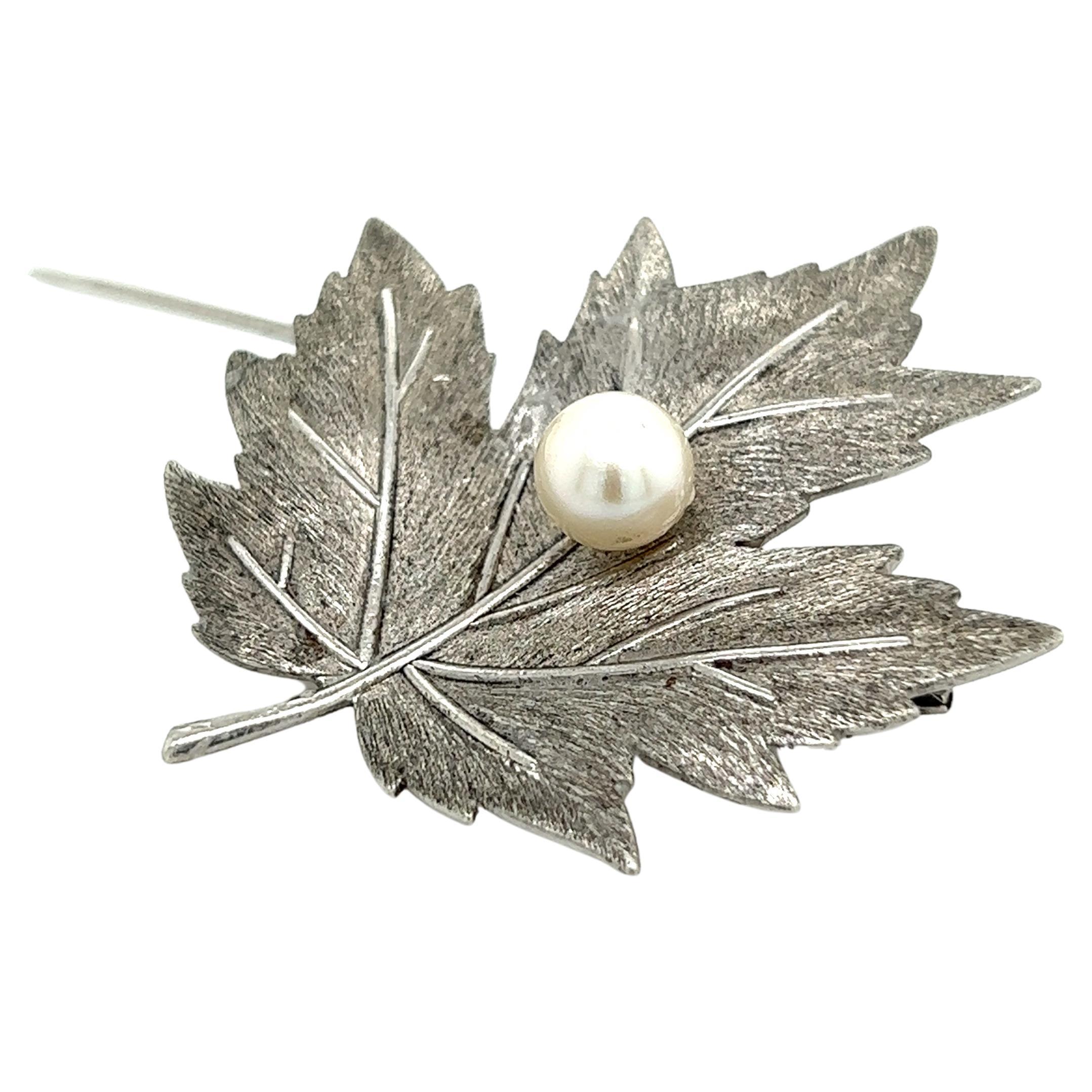 Spilla con foglia di perla Akoya di Mikimoto Estate in argento sterling