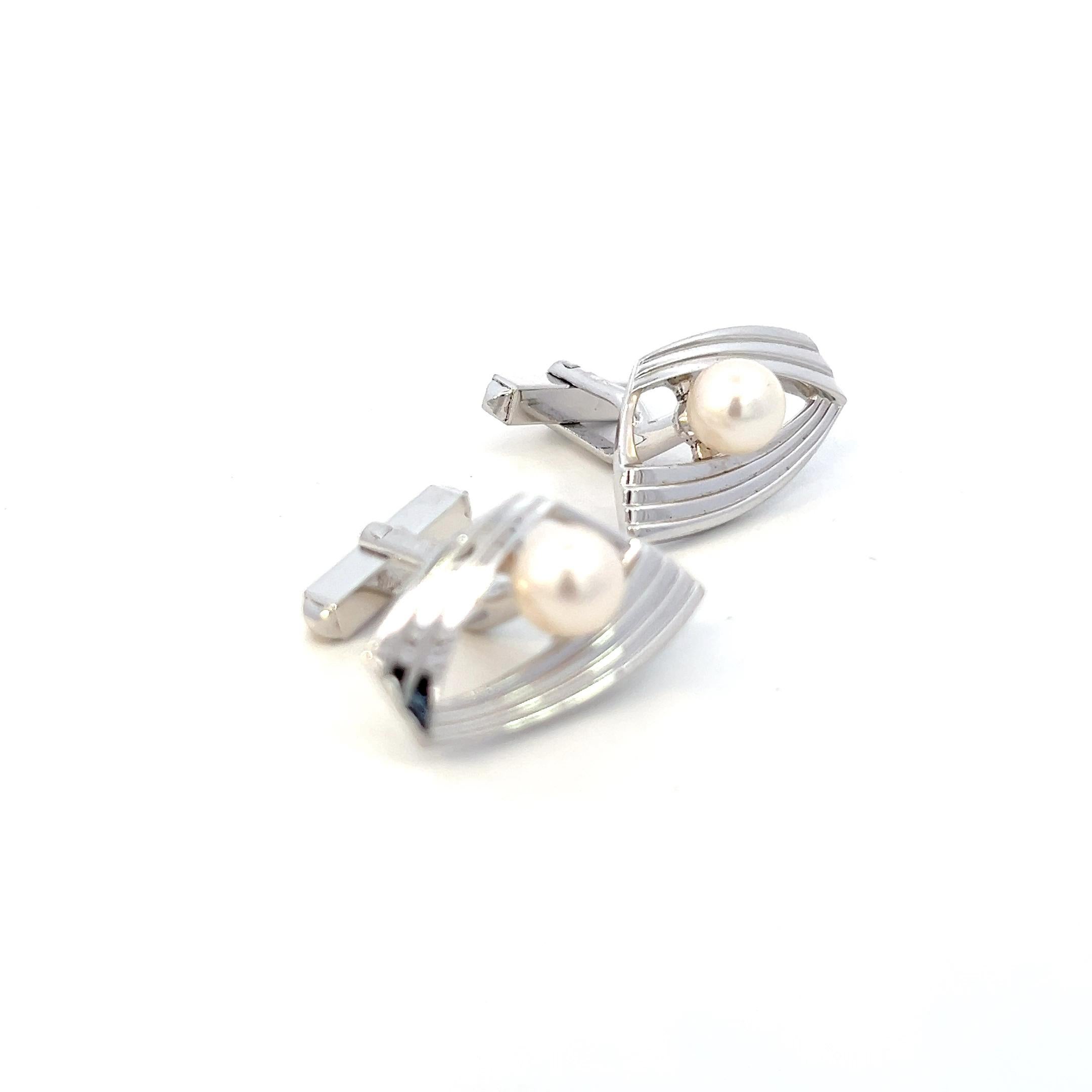 Mikimoto Estate Akoya Pearl Mens Cufflinks Sterling Silver 7 mm M412

These elegant Authentic Mikimoto Estate Akoya pearl cufflinks are made of sterling silver, have 2 Akoya Cultured Pearls, and are 11.4 grams in weight.

TRUSTED SELLER SINCE