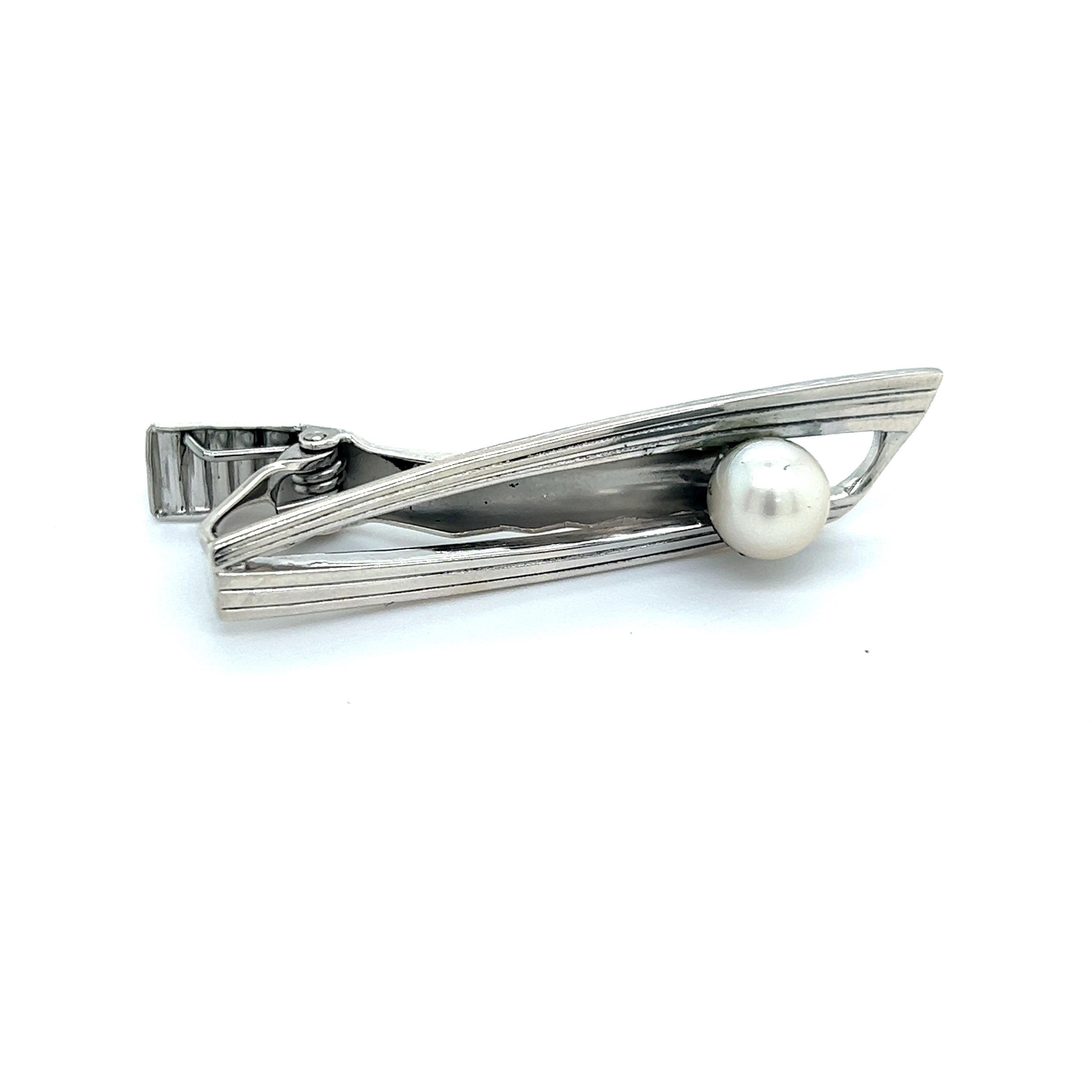 Mikimoto Estate Akoya Pearl Mens Tie Clip 7 mm Sterling Silver M316

This elegant Authentic Mikimoto Estate Akoya pearl tie clip is made of sterling silver and has 1 Akoya Cultured Pearl in size of 7 mm with a weight of 5.8 Grams.

TRUSTED SELLER
