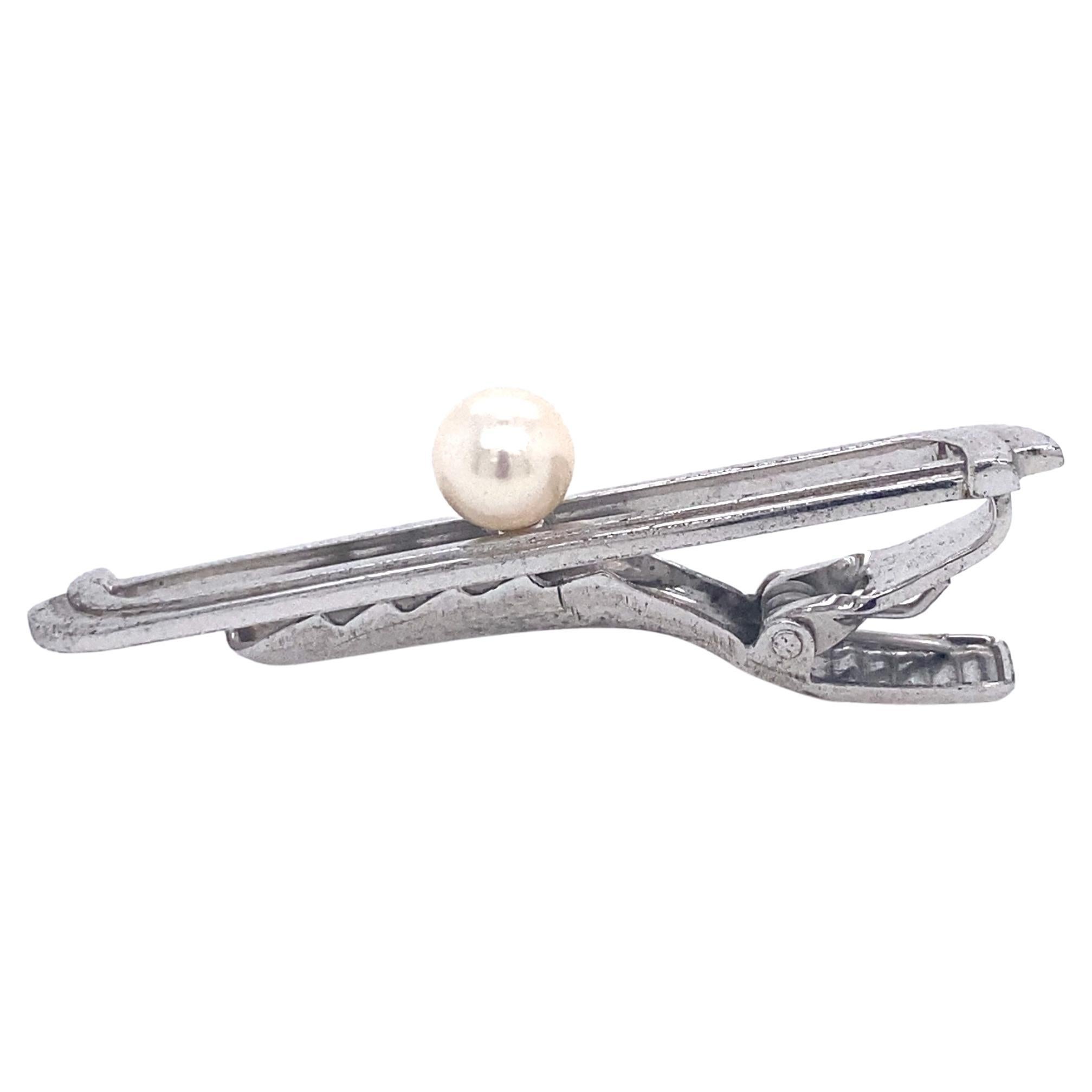 Barrette de cravate en argent sterling avec perle Akoya du domaine Mikimoto 6.73 mm 5.91 Grammes M172

Cet élégant porte-cravate en perles Akoya authentiques du Domaine Mikimoto est fabriqué en argent sterling et contient une perle de culture Akoya