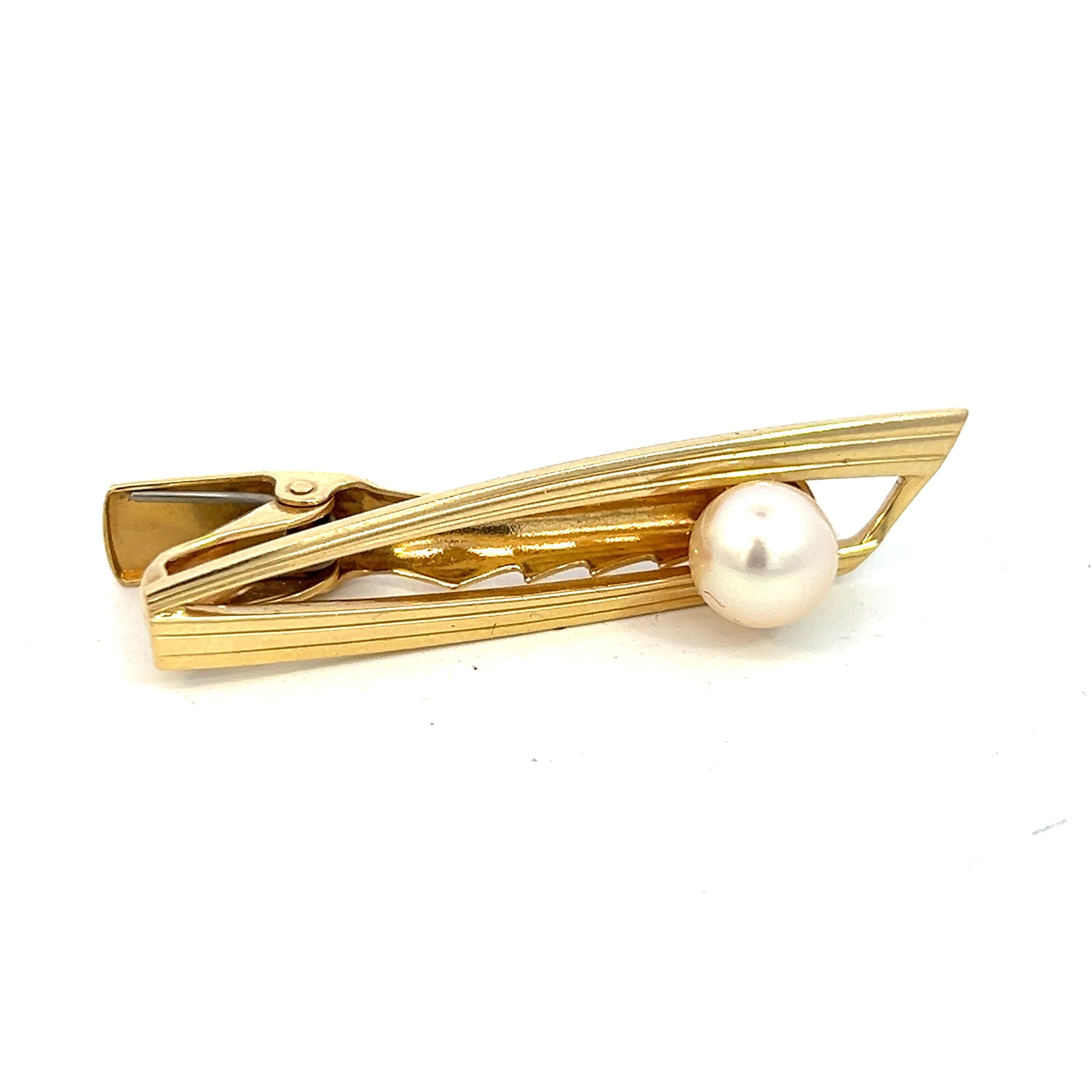 Mikimoto Estate Akoya Pearl Tie Clip 45 mm 14k Y Gold 7.70 mm In Good Condition For Sale In Brooklyn, NY