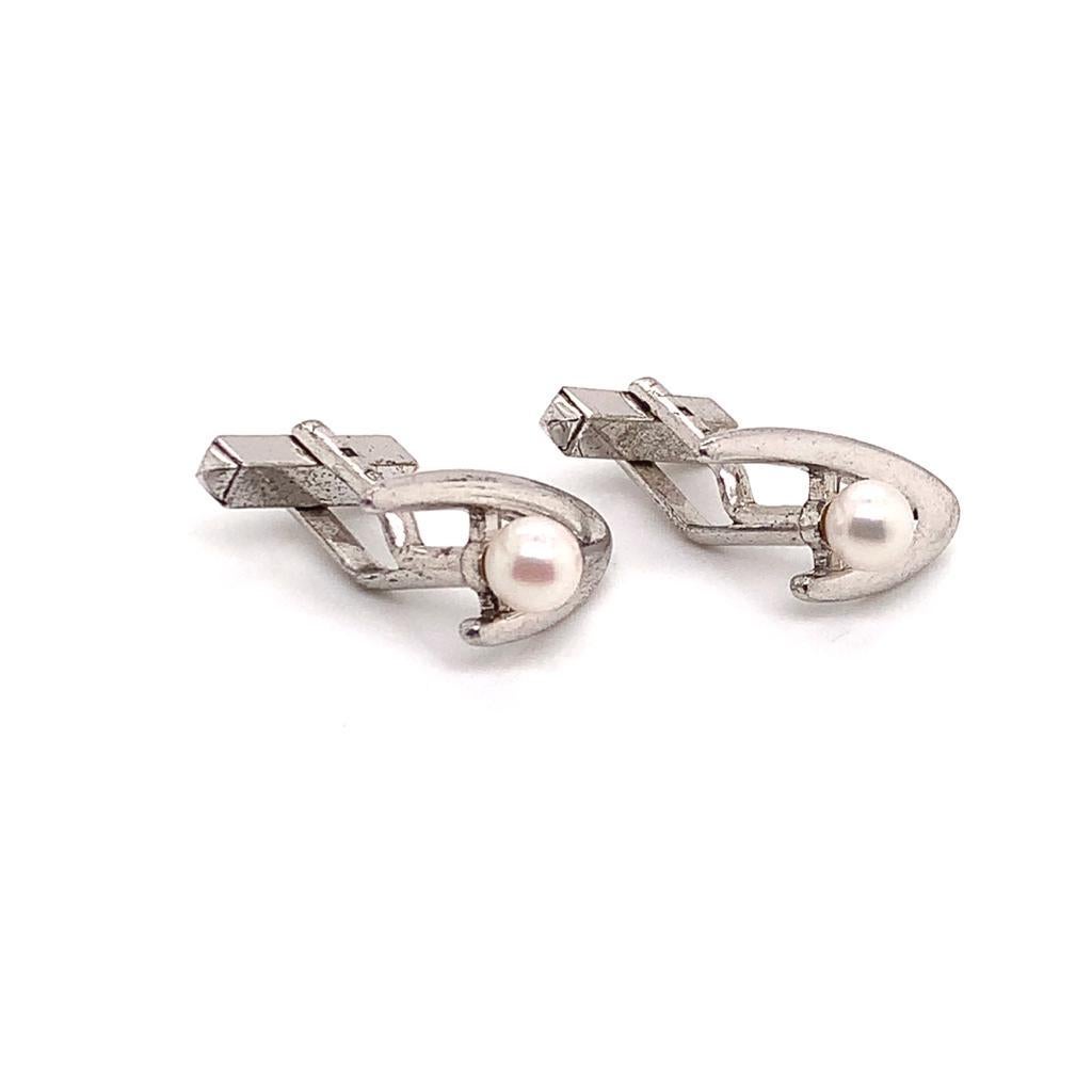 Mikimoto Estate Cufflinks Sterling Silver 6.772 Gr 5.38 mm M152

This elegant Authentic Mikimoto Men's Cuff-links has 2 Saltwater Akoya Cultured Pearls in size of 5.38 mm with a weight of 6.772 Grams.

The Mikimoto items have the natural patina As