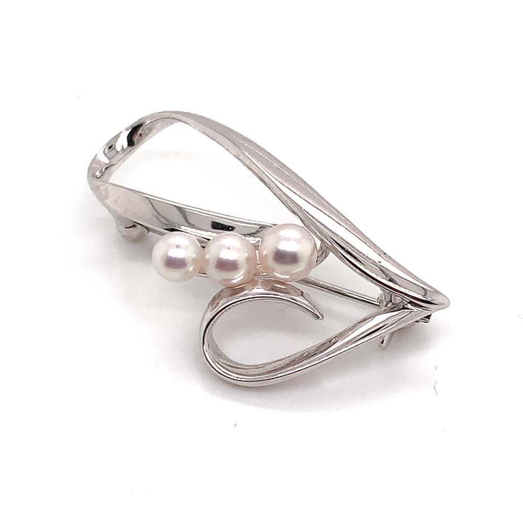 Mikimoto Estate Pin Brooch Sterling Silver 3.14 Gr 4.55 mm M153

This elegant Authentic Mikimoto Estate sterling silver brooch has 3 Saltwater Akoya Cultured Pearls ranging in size from 3.98-4.55 mm with a weight of 3.141 Grams.

TRUSTED SELLER