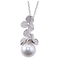 Mikimoto Collana con ciondolo in oro e diamanti con foglie di fortuna dei mari del sud