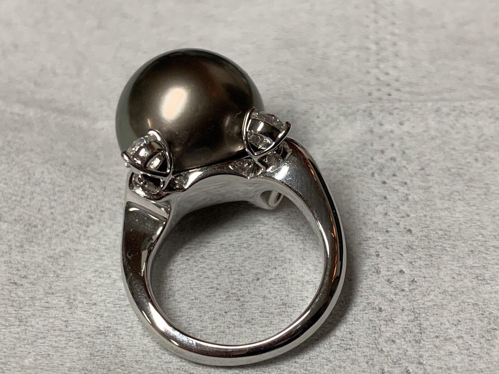 MIKIMOTO black pearl ring, made in white gold 18k. with 4 diamonds (0.28 ct)

Pesrl diameter: 15.6 mm.

Item weight: 15.03 grams

Ring size: US 6, 16 mm