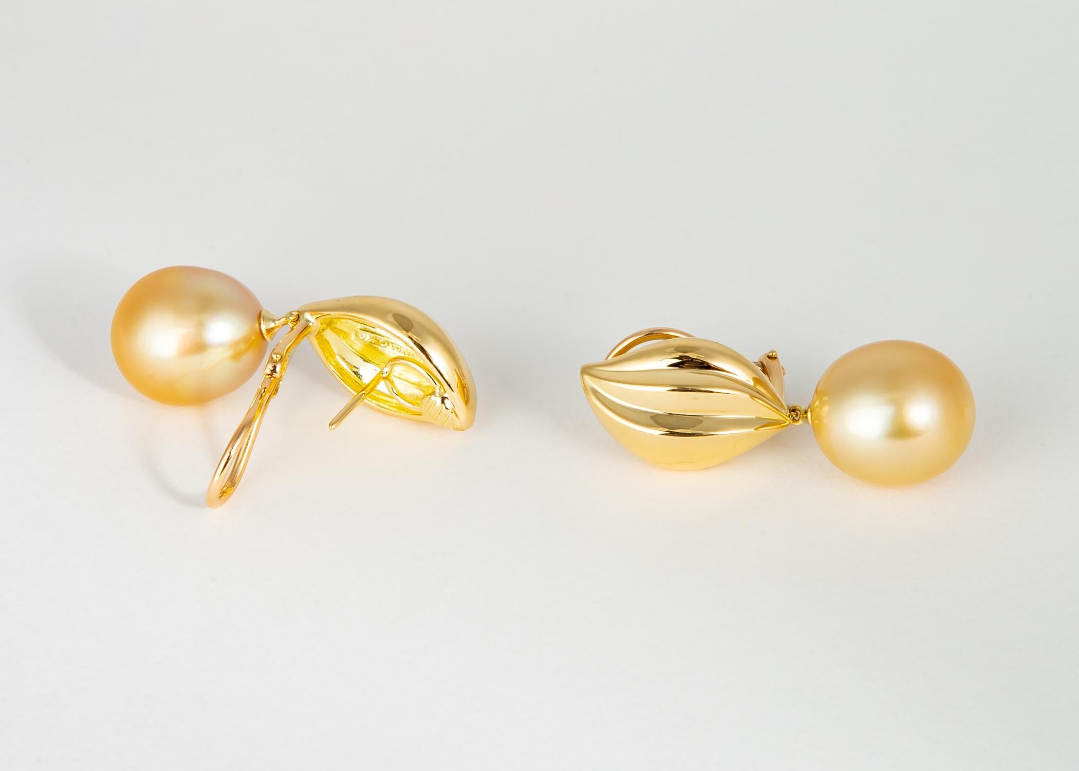 Mikimoto offre un dévouement inébranlable aux bijoux en perles de qualité. Cette magnifique paire assortie de riches perles de mer du Sud dorées (14,6 x 12,9 mm) est suspendue à d'élégantes toupies en or 18 carats. Simplement chic ! !! 1 1/3 pouces
