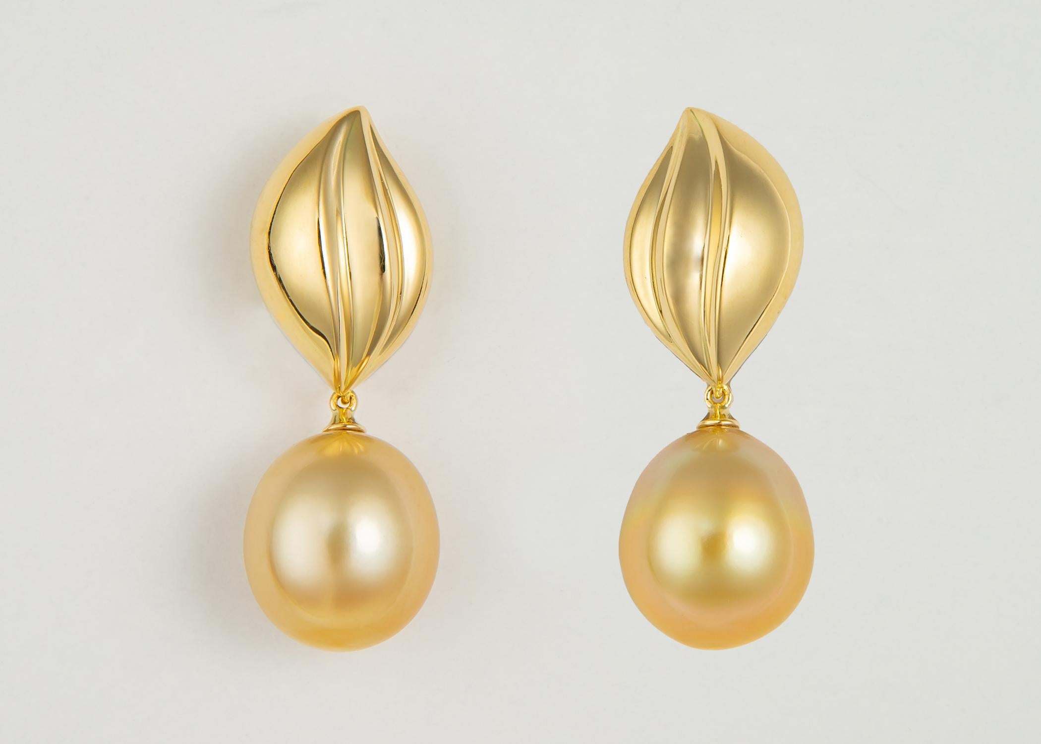 Contemporain Mikimoto Boucles d'oreilles en perles dorées des mers du Sud en vente