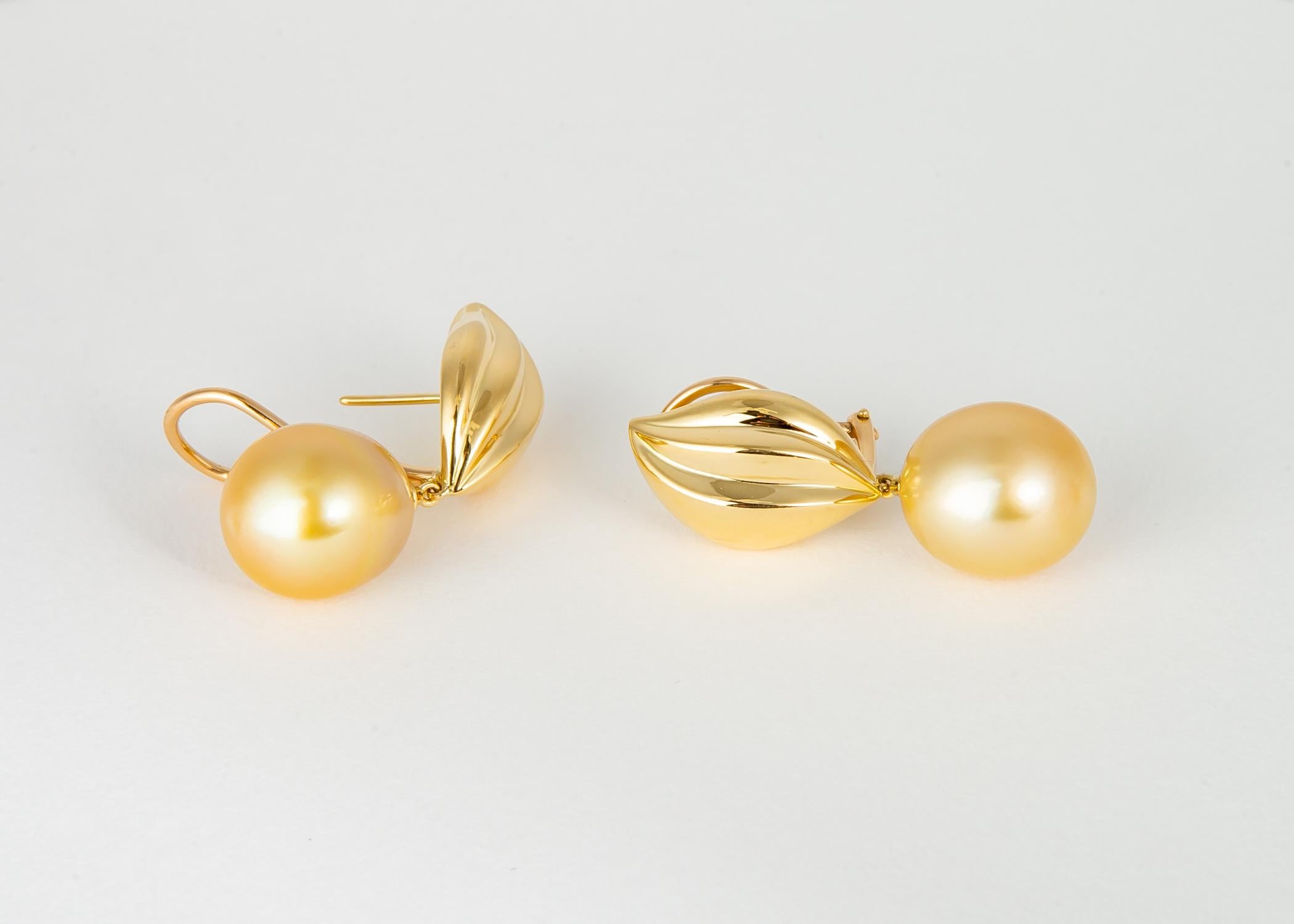 Mikimoto Goldene Südseeperlen-Ohrringe (Ovalschliff) im Angebot