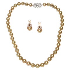 Mikimoto-Set aus einer Halskette und Ohrringen mit goldenen Südseeperlen und Diamanten