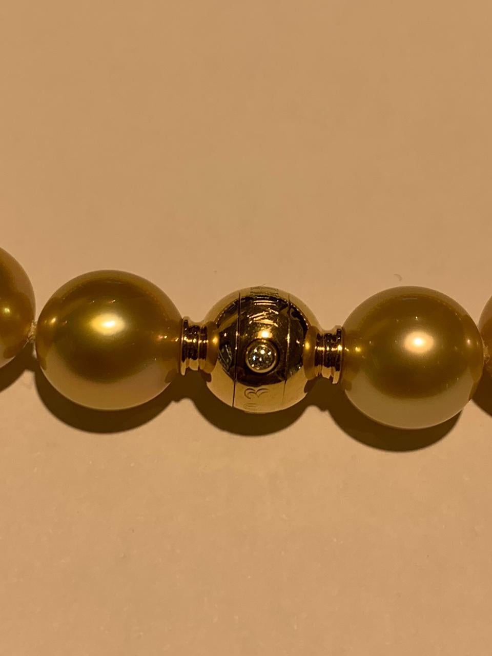 Collier en or des mers du Sud de Mikimoto 
13,1 x 11 mm 
longueur 18