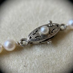 Collana Mikimoto con perle Akoya di diverse dimensioni e chiusura in argento sterling