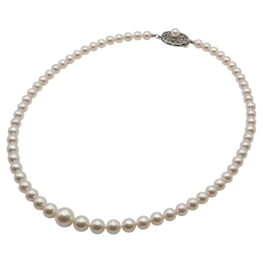 Collana Mikimoto con perle Akoya di diverse dimensioni e chiusura in argento sterling