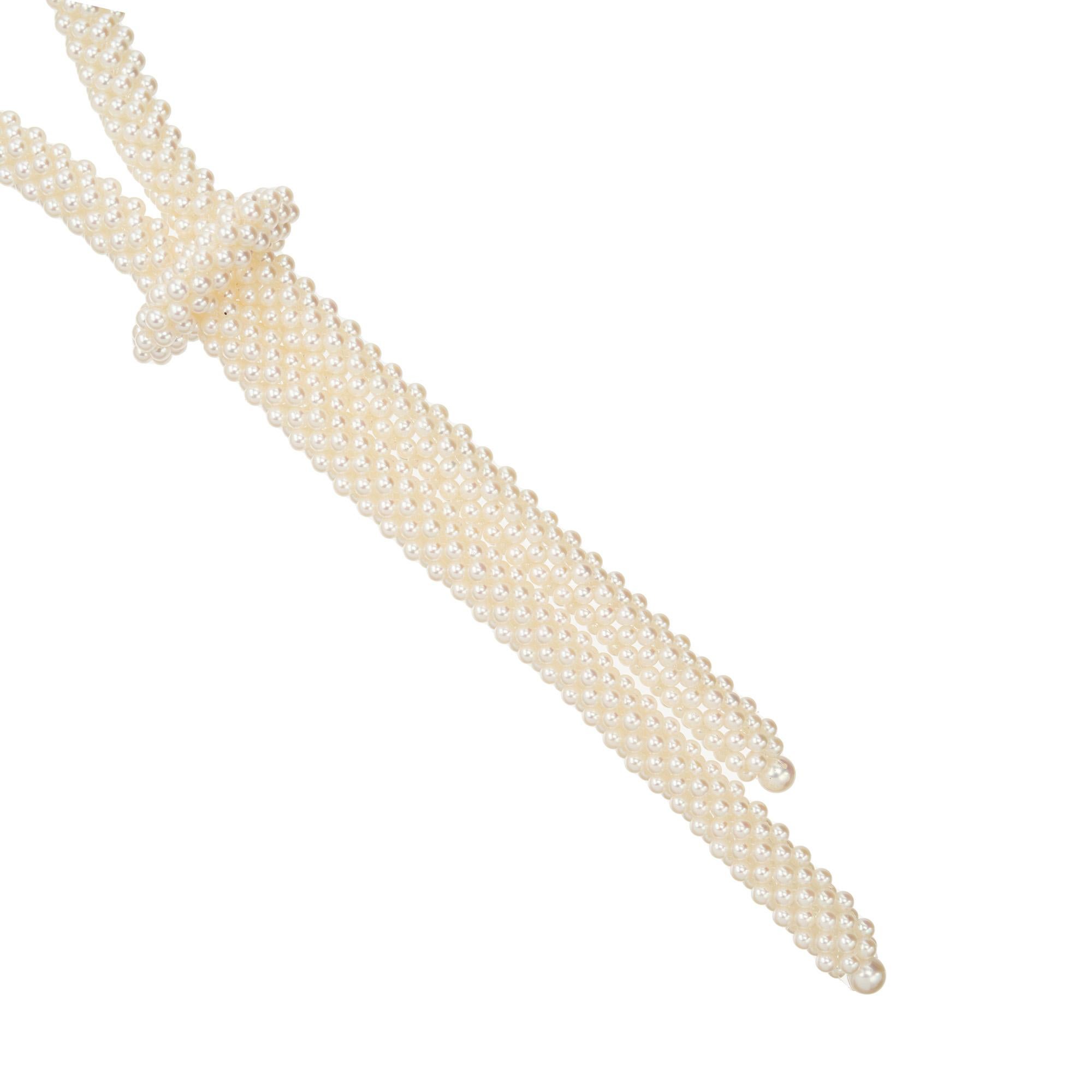 Prova l'eleganza con la collana di perle coltivate giapponesi Akoya di Mikimoto in stile Y, una quintessenza che irradia raffinatezza. Ognuna delle 1523 perle Akoya, rinomate per il loro splendore luminoso, è coltivata meticolosamente alla