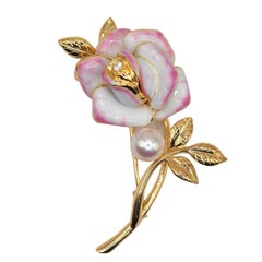 Broche MIKIMOTO en or 18 carats, avec perle Akoya rose émaillée et diamants