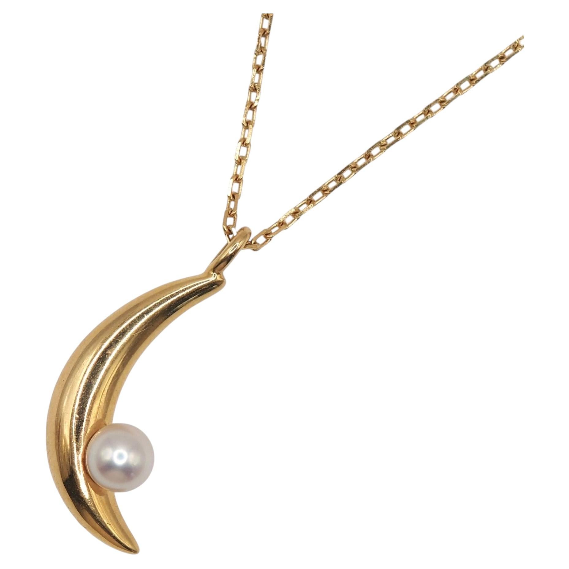 Collana con ciondolo a forma di luna crescente con perla Akoya in oro giallo K18 di MIKIMOTO in vendita