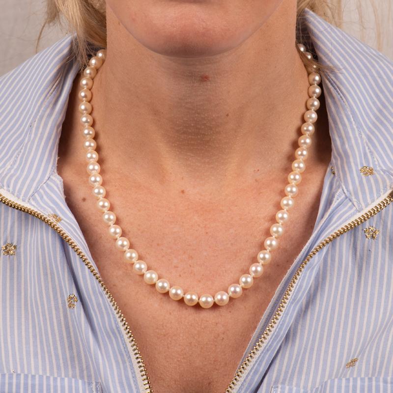 Diese Perlen von Mikimoto bestehen aus 7,30-7,40 mm großen, geknüpften Zuchtperlen mit einer filigranen Perlenschließe aus 18 Karat Gelbgold mit einer kleinen Perle. 
Zustand: Ausgezeichnet. Keine sichtbaren Anzeichen von Verschleiß.
Abmessungen: