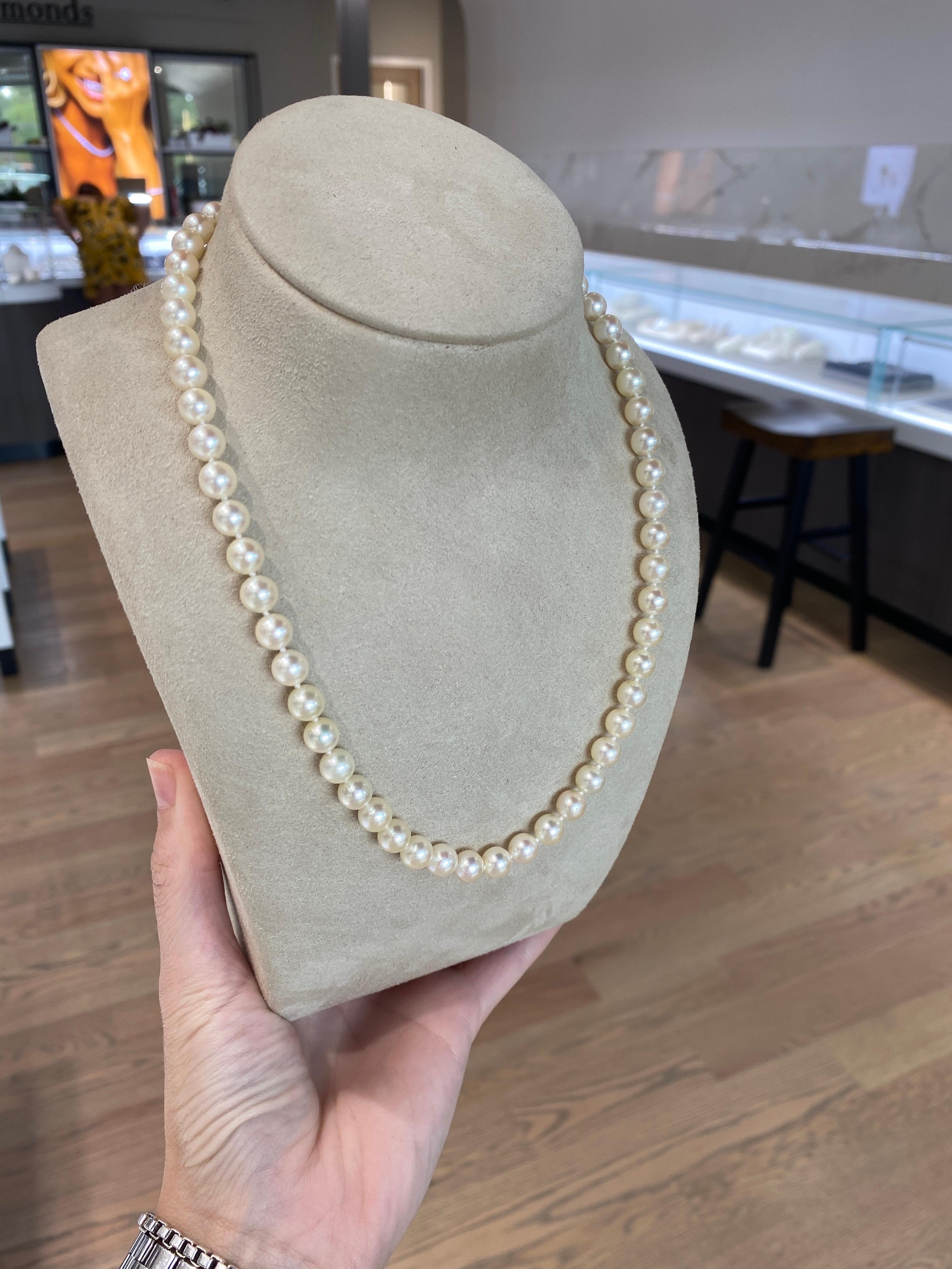 Mikimoto: 18 Karat Gelbgold Halskette mit filigranem Verschluss aus geknüpfter Zuchtperle für Damen oder Herren