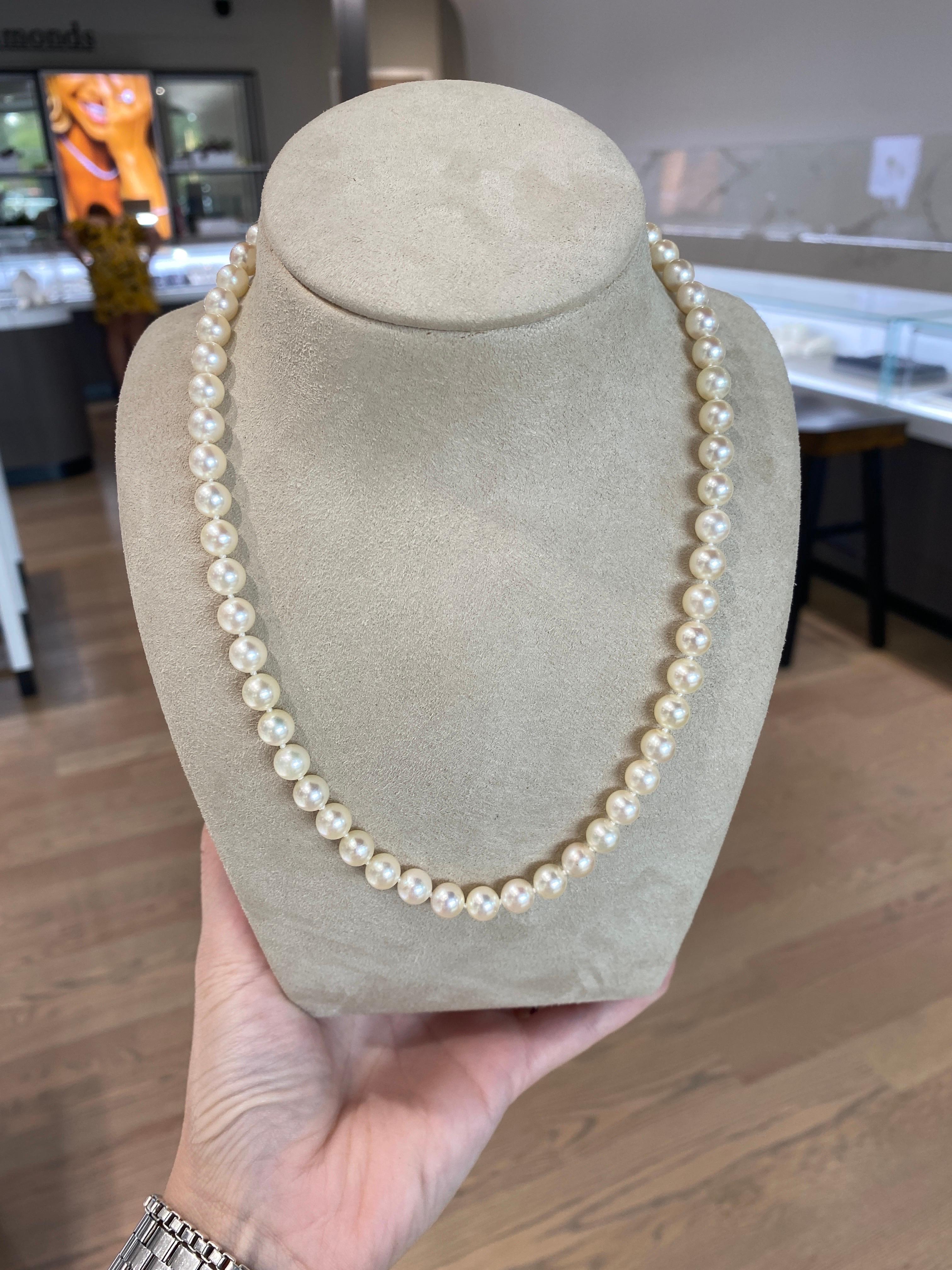 Mikimoto: 18 Karat Gelbgold Halskette mit filigranem Verschluss aus geknüpfter Zuchtperle 2