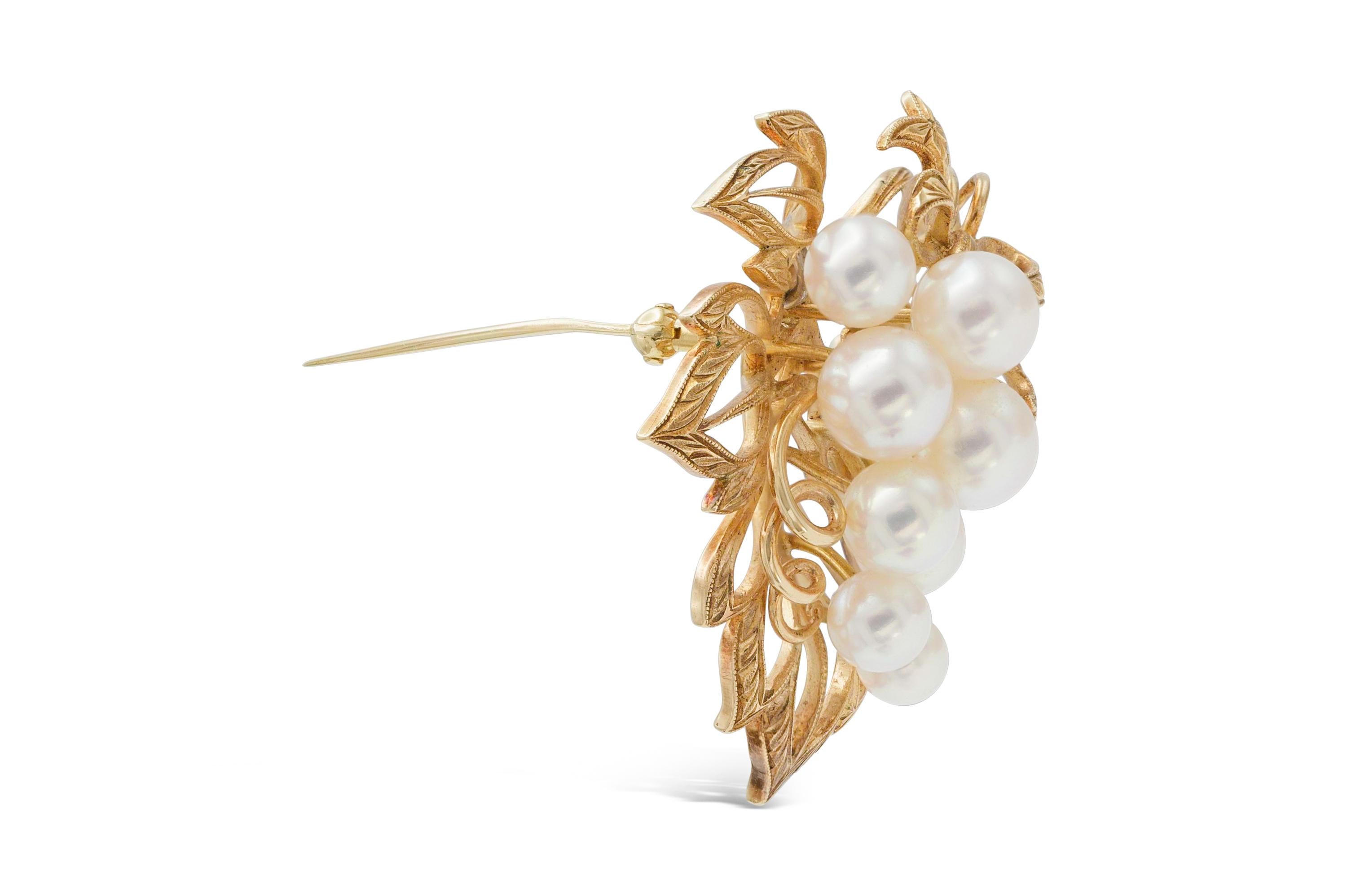Finement confectionné en or jaune 14k avec des perles Akoya japonaises.
Signé par Mikimoto.