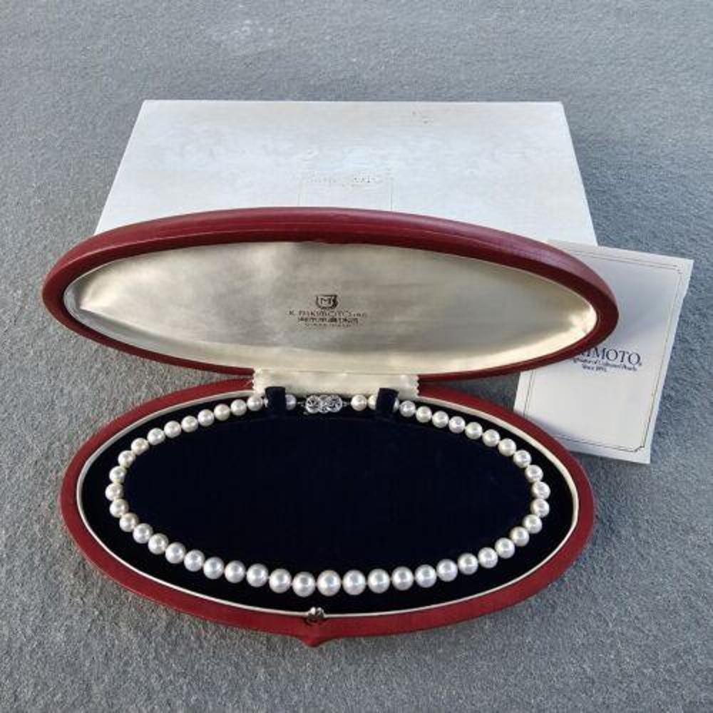 Elevate your jewelry collection with the Mikimoto Marilyn Monroe Pearl Strand Necklace, a true masterpiece that marries classic elegance with modern allure. Crafted with lustrous Akoya pearls ranging from 7mm to 9mm, this 16-inch necklace is a