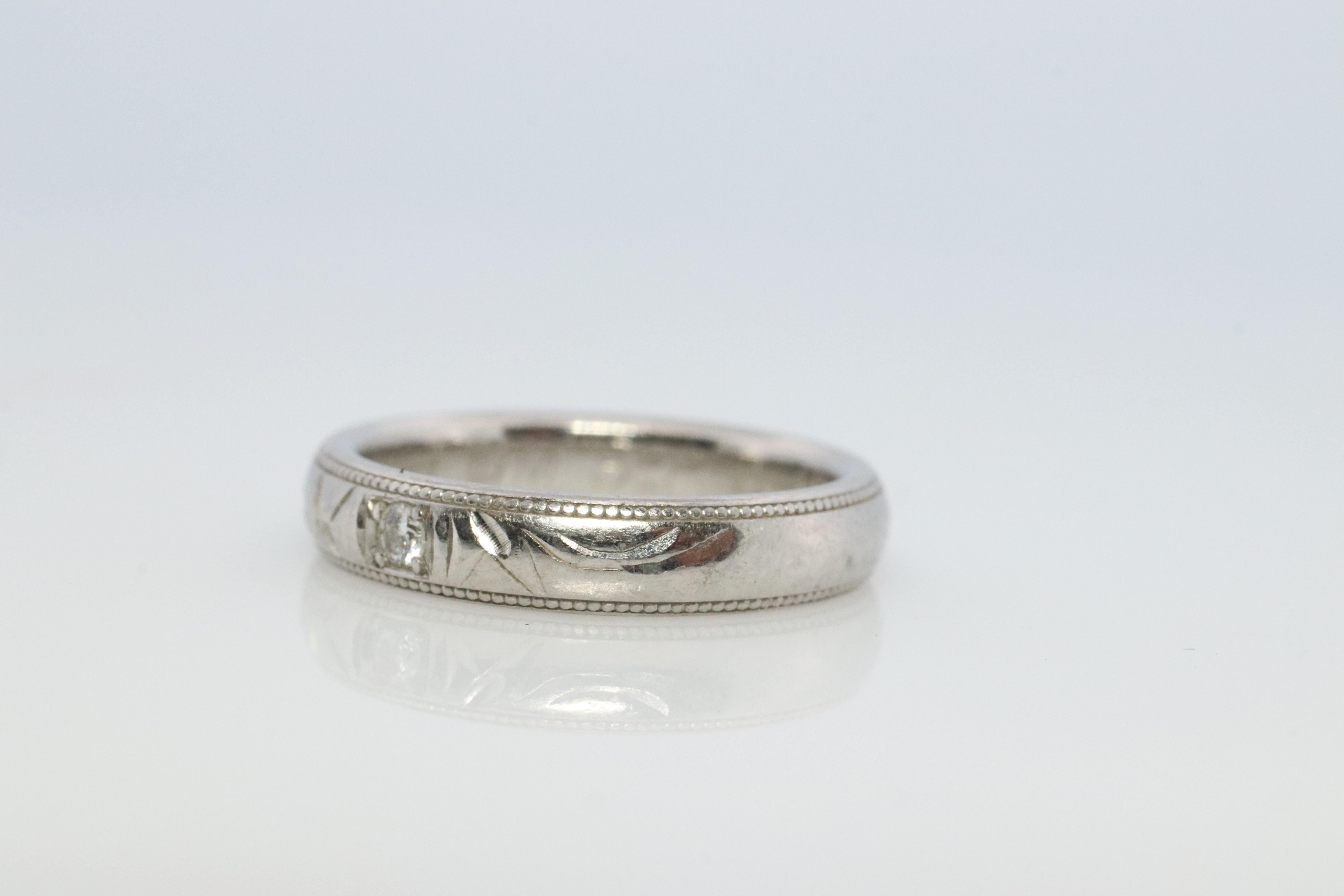 Genuine MIKIMOTO ring

PT950 Platinum with  Diamond bezel set.

Engraved Flower with Milgrain.

Perfect Wedding band.


Details:
Size 4.25
0.03ctw Diamonds
5.5grams total
3.5mm wide