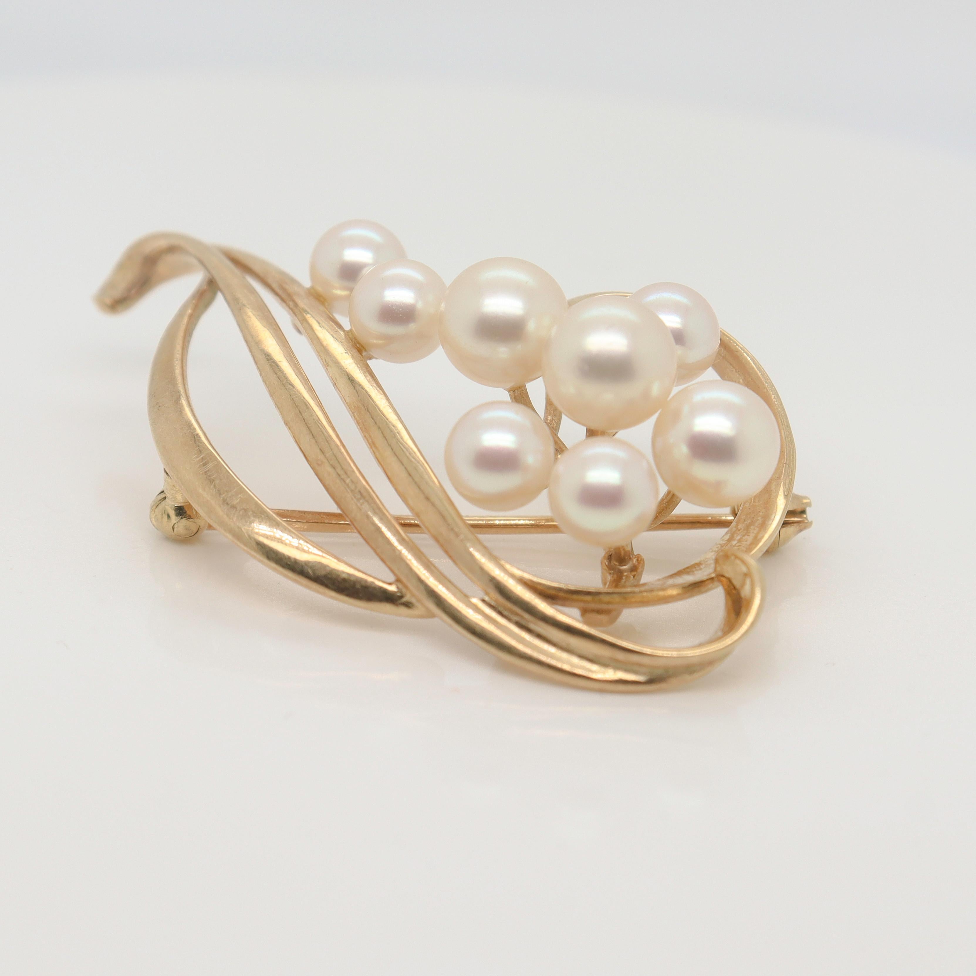 A fine Japanese Modern gold & pearl brooch.

By Mikimoto.

In 14k gold.

Set with 8 round white Akoya pearls.

Signed to the reverse.

Simply a wonderful Japanese modernist brooch!

Date:
Mid to Late 20th Century

Overall Condition:
It is in overall