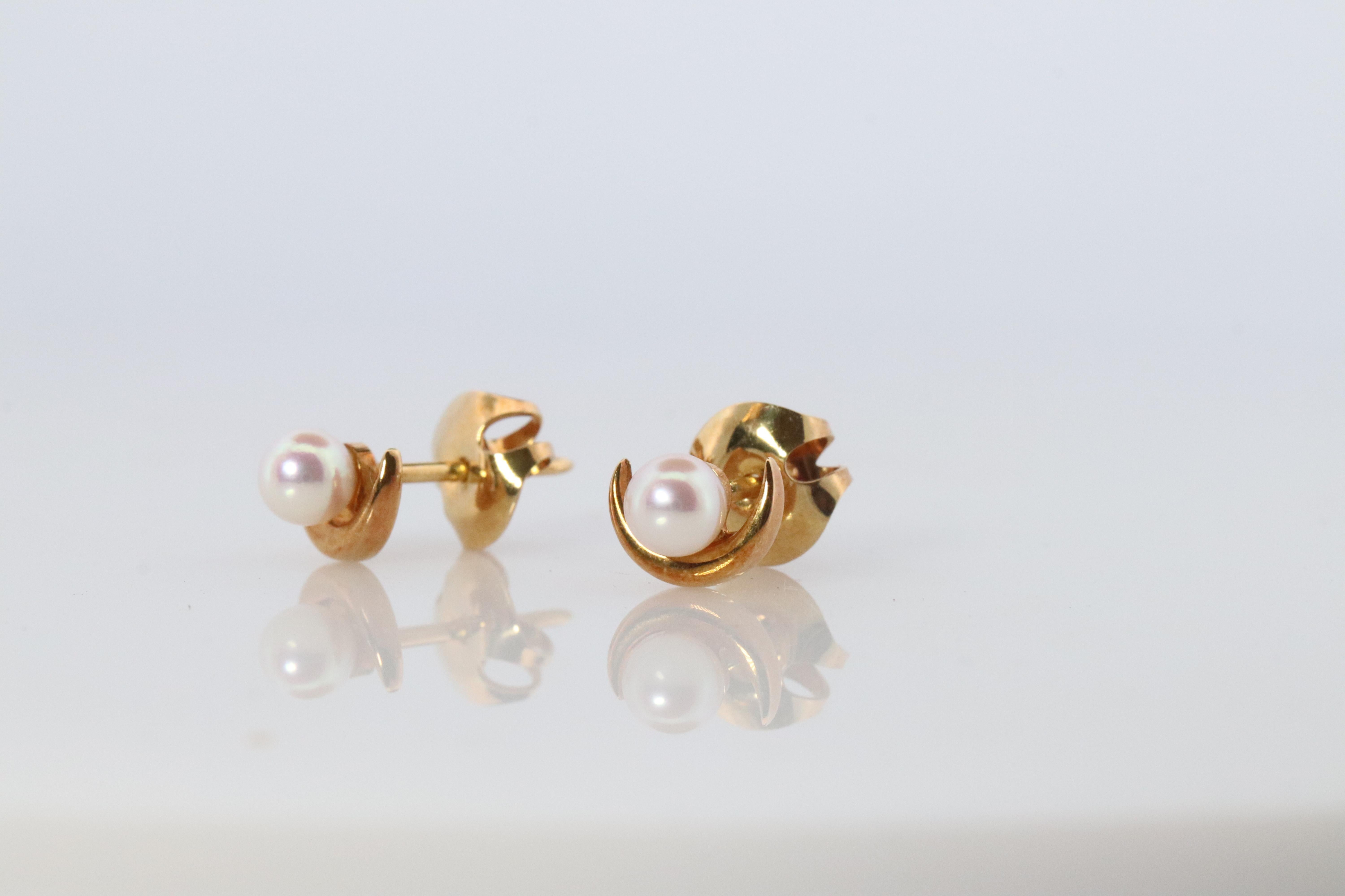 Superbes boucles d'oreilles de créateur. Perles MIKIMOTO de renommée mondiale.

Boucles d'oreilles percées.

Clous d'oreilles en perles simples avec un croissant de lune
Or jaune 18k.

Condit : Peu ou pas de signes d'usure.

Détails :
A&M pour