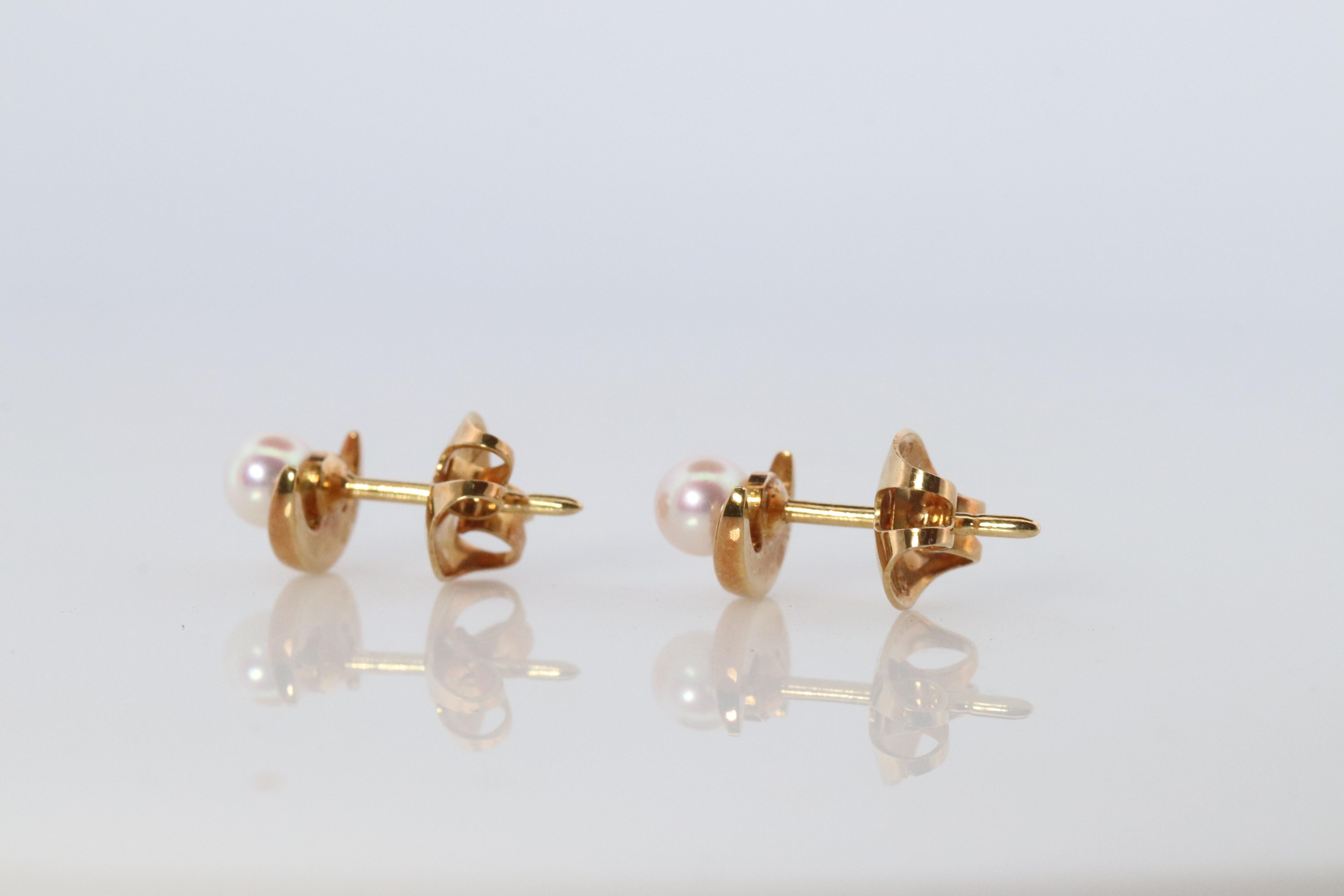 Moderne Boucles d'oreilles Mikimoto en forme de lune. Boucles d'oreilles Mikimoto en or jaune 18k avec perles. en vente