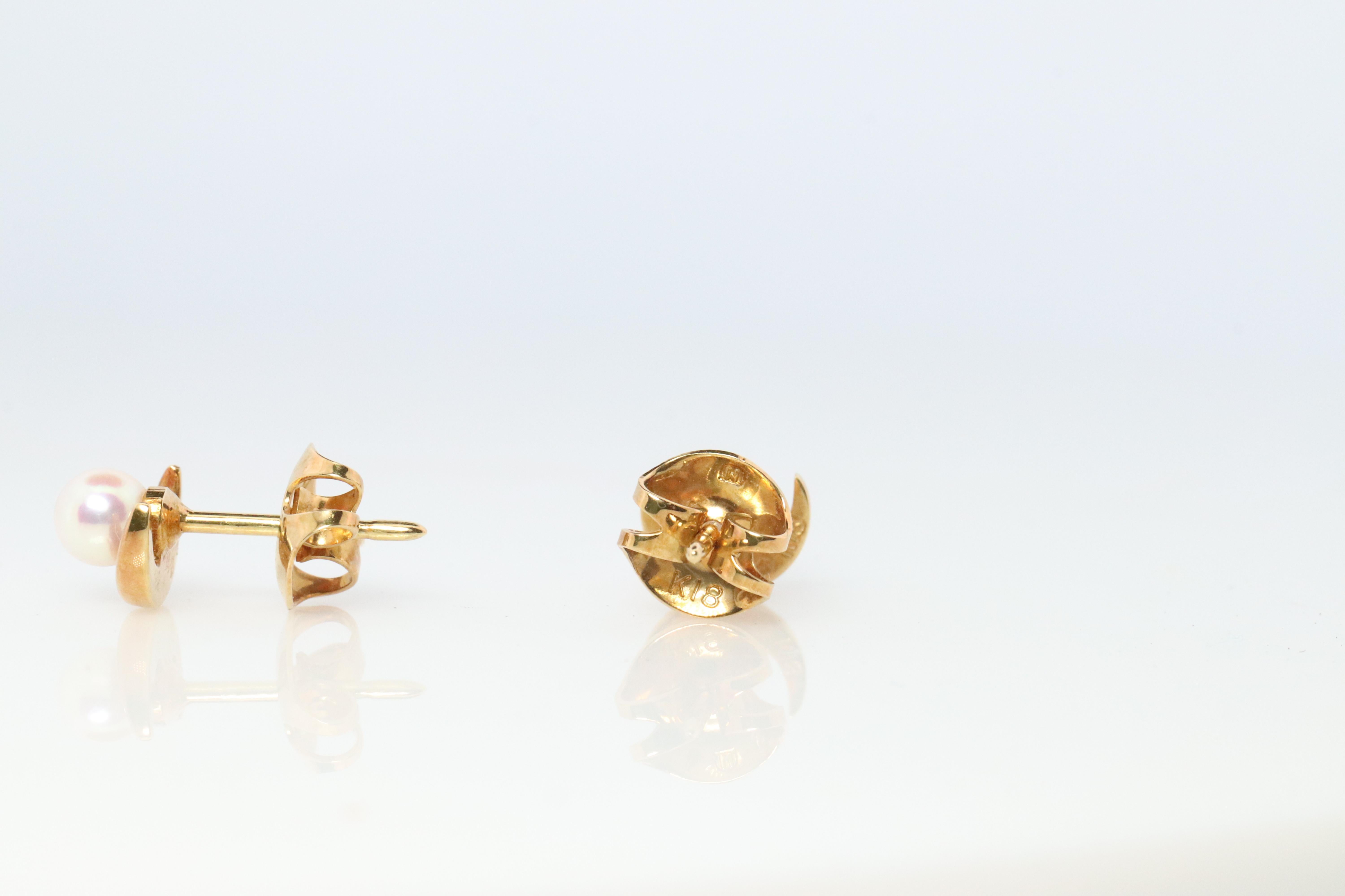 Taille ronde Boucles d'oreilles Mikimoto en forme de lune. Boucles d'oreilles Mikimoto en or jaune 18k avec perles. en vente