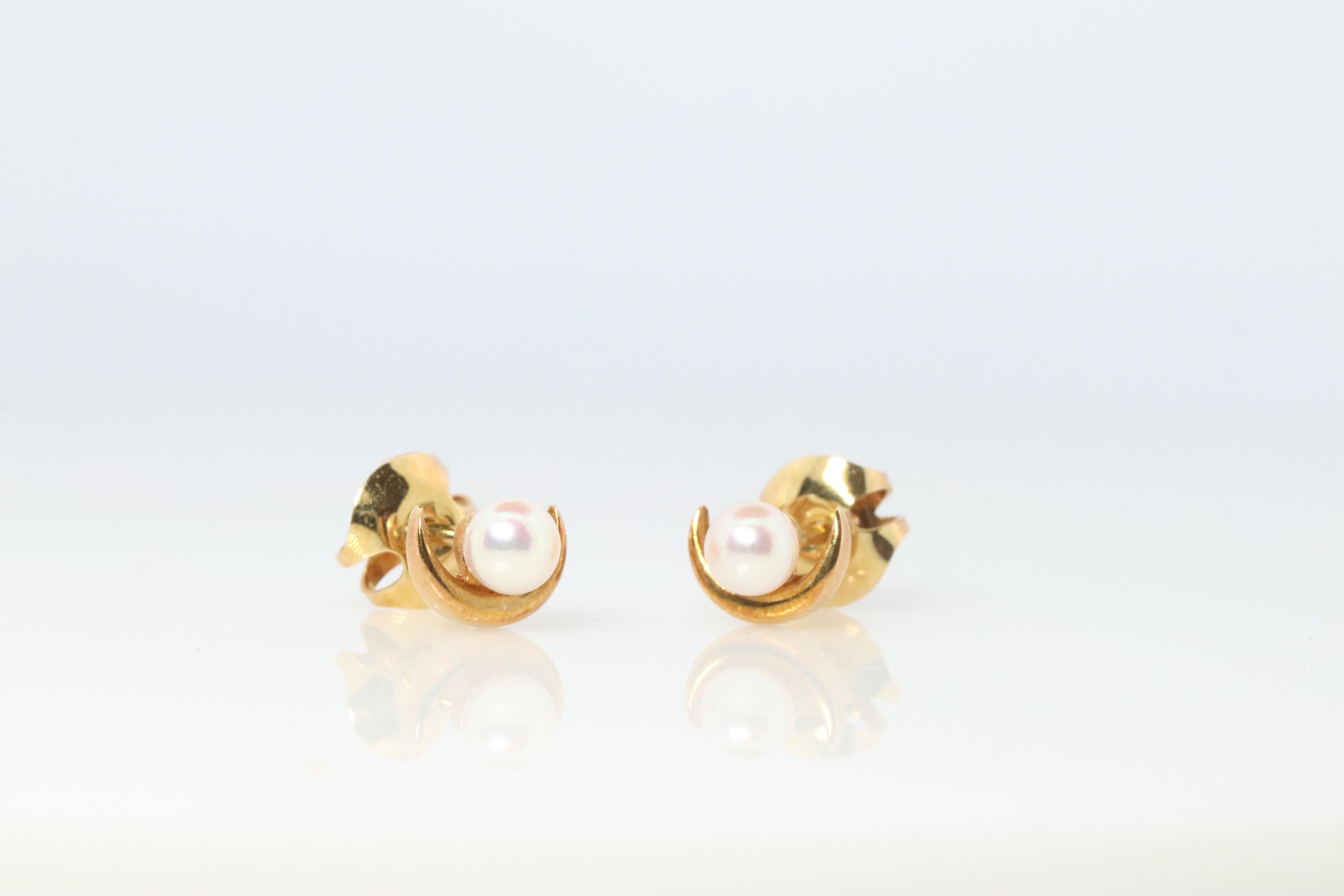 Boucles d'oreilles Mikimoto en forme de lune. Boucles d'oreilles Mikimoto en or jaune 18k avec perles. Bon état - En vente à Port Charlotte, FL