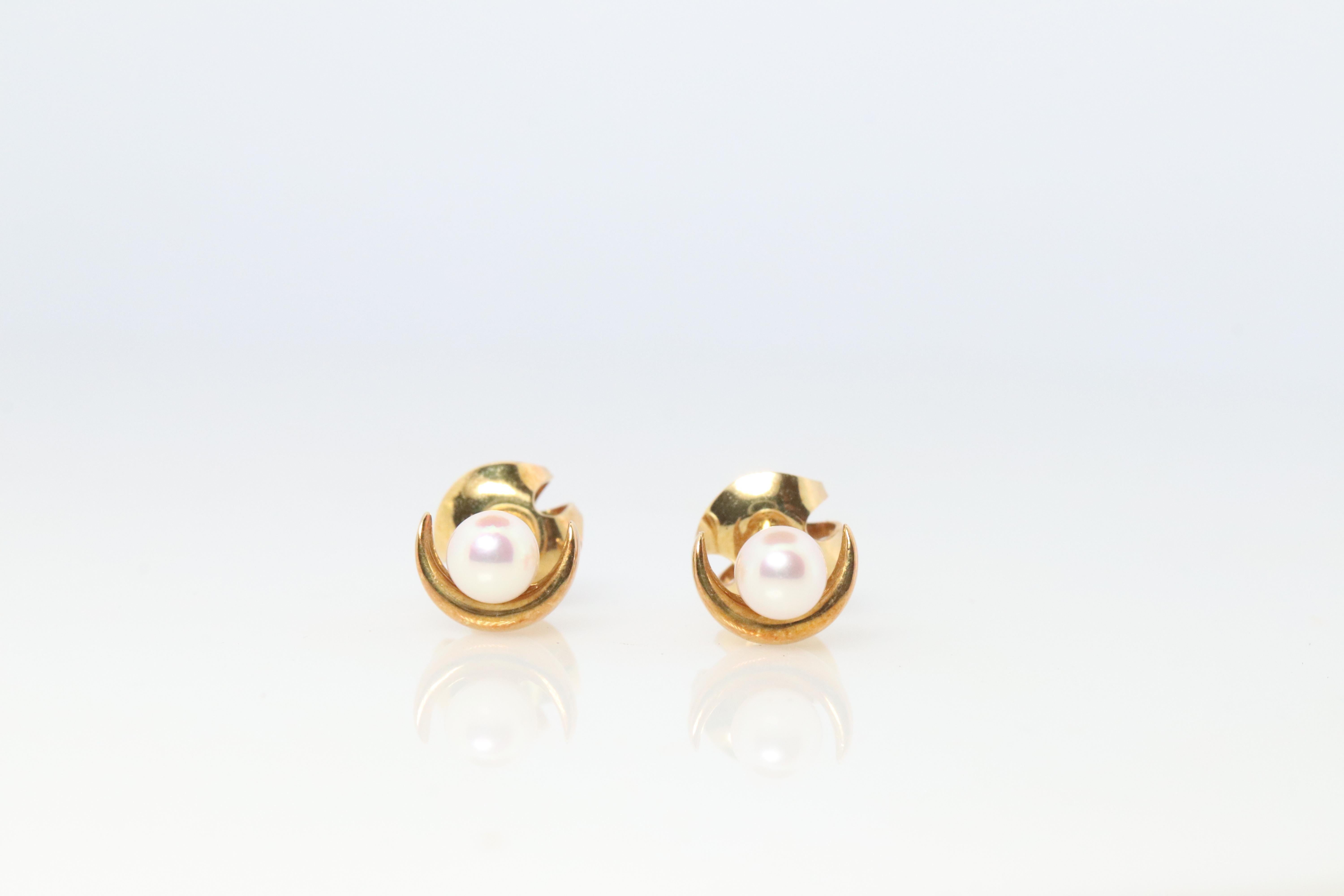 Boucles d'oreilles Mikimoto en forme de lune. Boucles d'oreilles Mikimoto en or jaune 18k avec perles. Pour femmes en vente