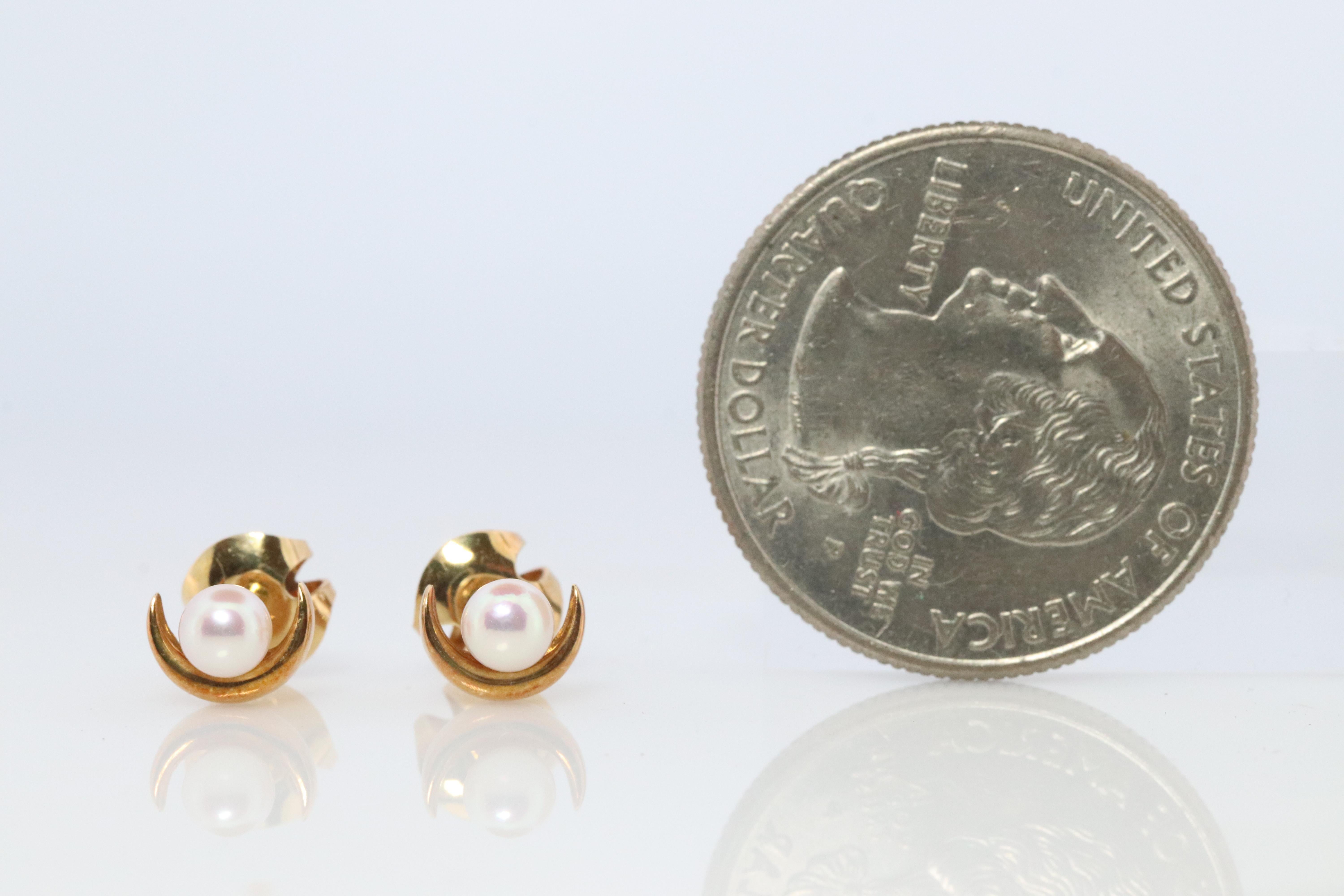 Boucles d'oreilles Mikimoto en forme de lune. Boucles d'oreilles Mikimoto en or jaune 18k avec perles. en vente 1