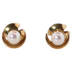 Boucles d'oreilles Mikimoto en forme de lune. Boucles d'oreilles Mikimoto en or jaune 18k avec perles.