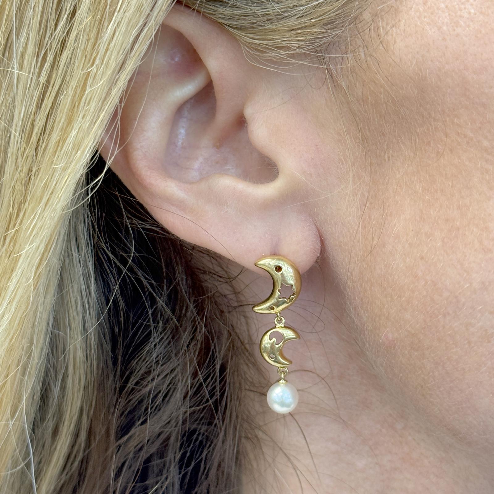 Questi eleganti orecchini Mikimoto Moon & Star Pearl Dangle in oro giallo 18 carati sono uno splendido esempio della rinomata abilità artigianale e del design senza tempo del marchio. Gli orecchini sono caratterizzati da due perle coltivate da 6 mm,