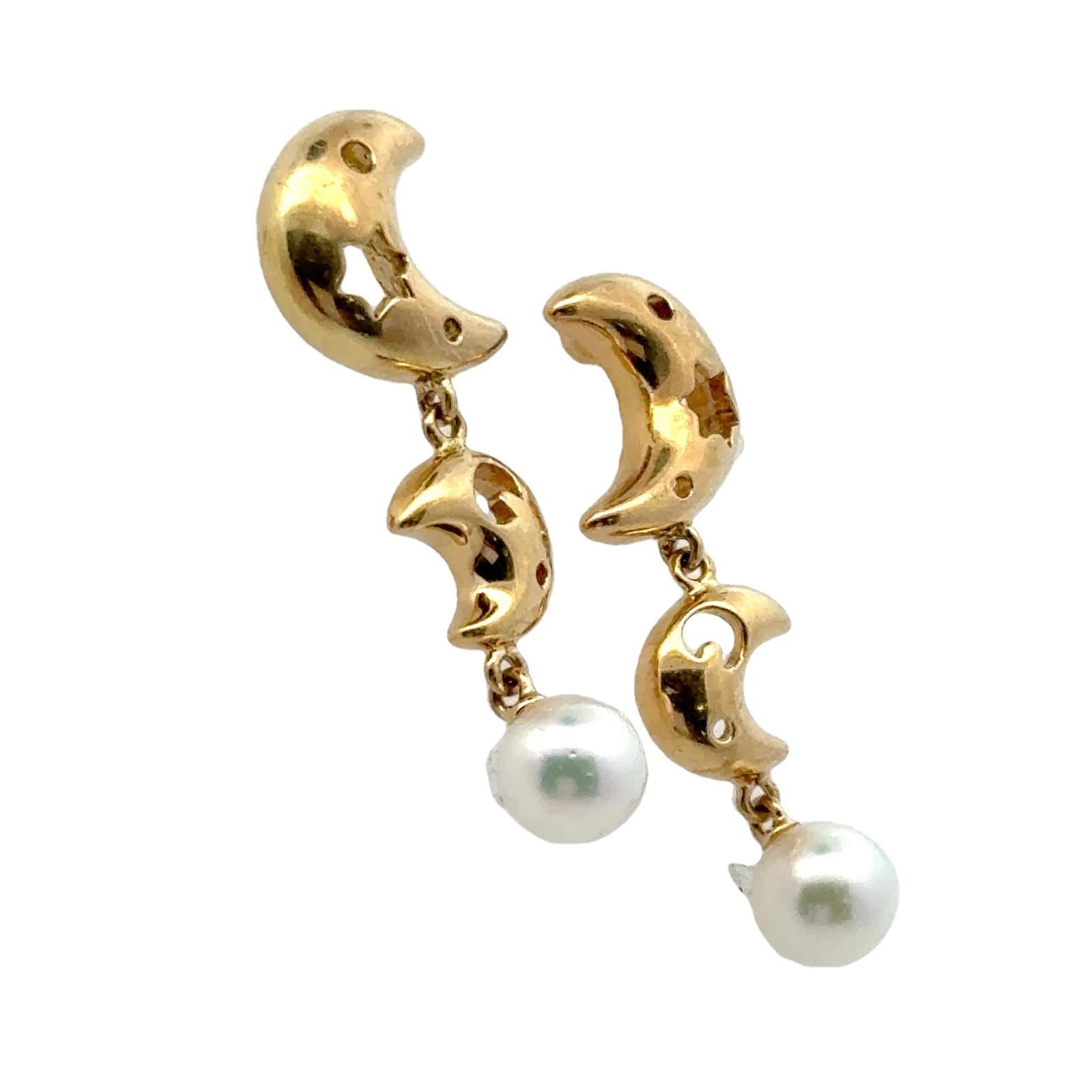 Moderno Orecchini pendenti in oro giallo 18 carati Mikimoto Moon & Star Pearl Drop in vendita