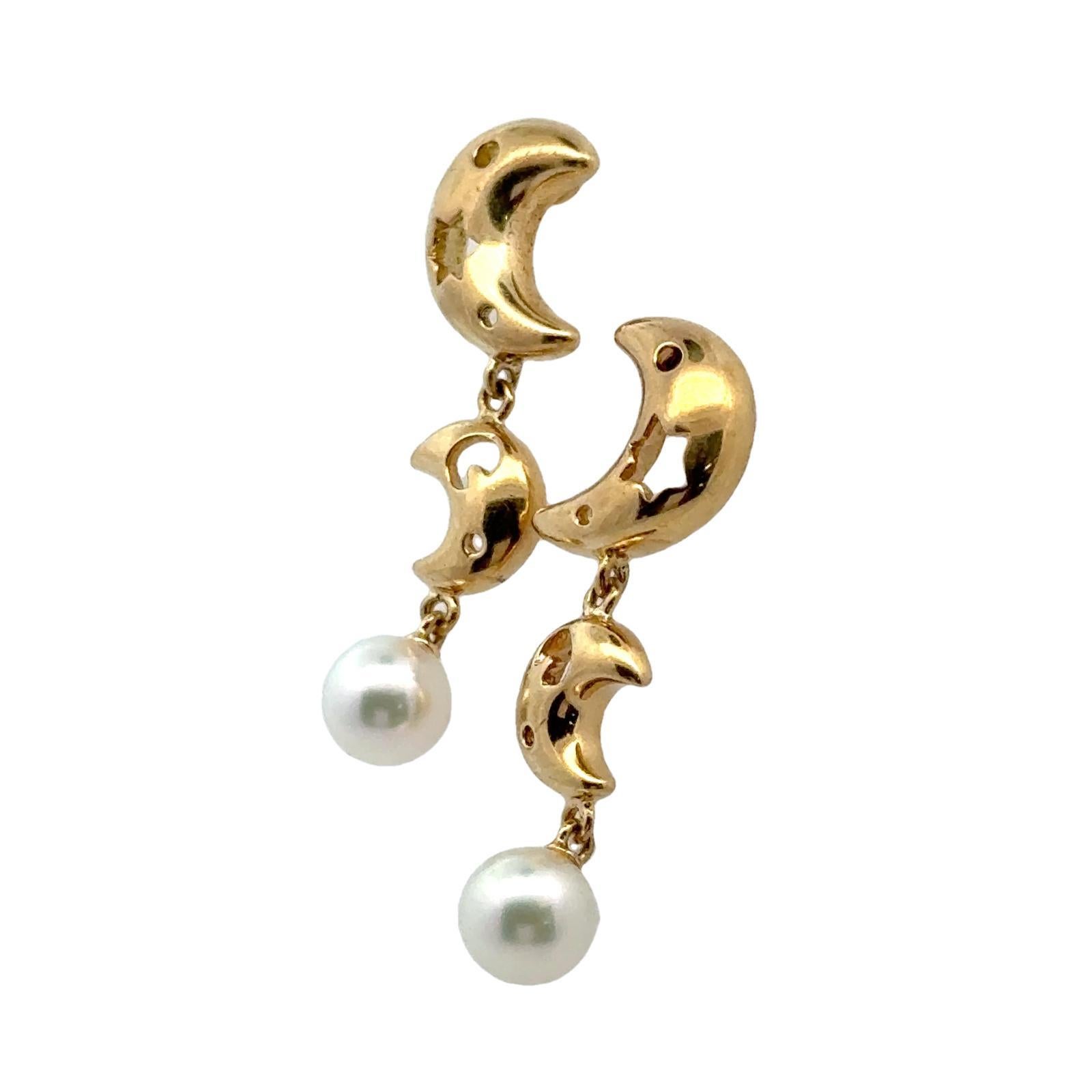Taglio rotondo Orecchini pendenti in oro giallo 18 carati Mikimoto Moon & Star Pearl Drop in vendita