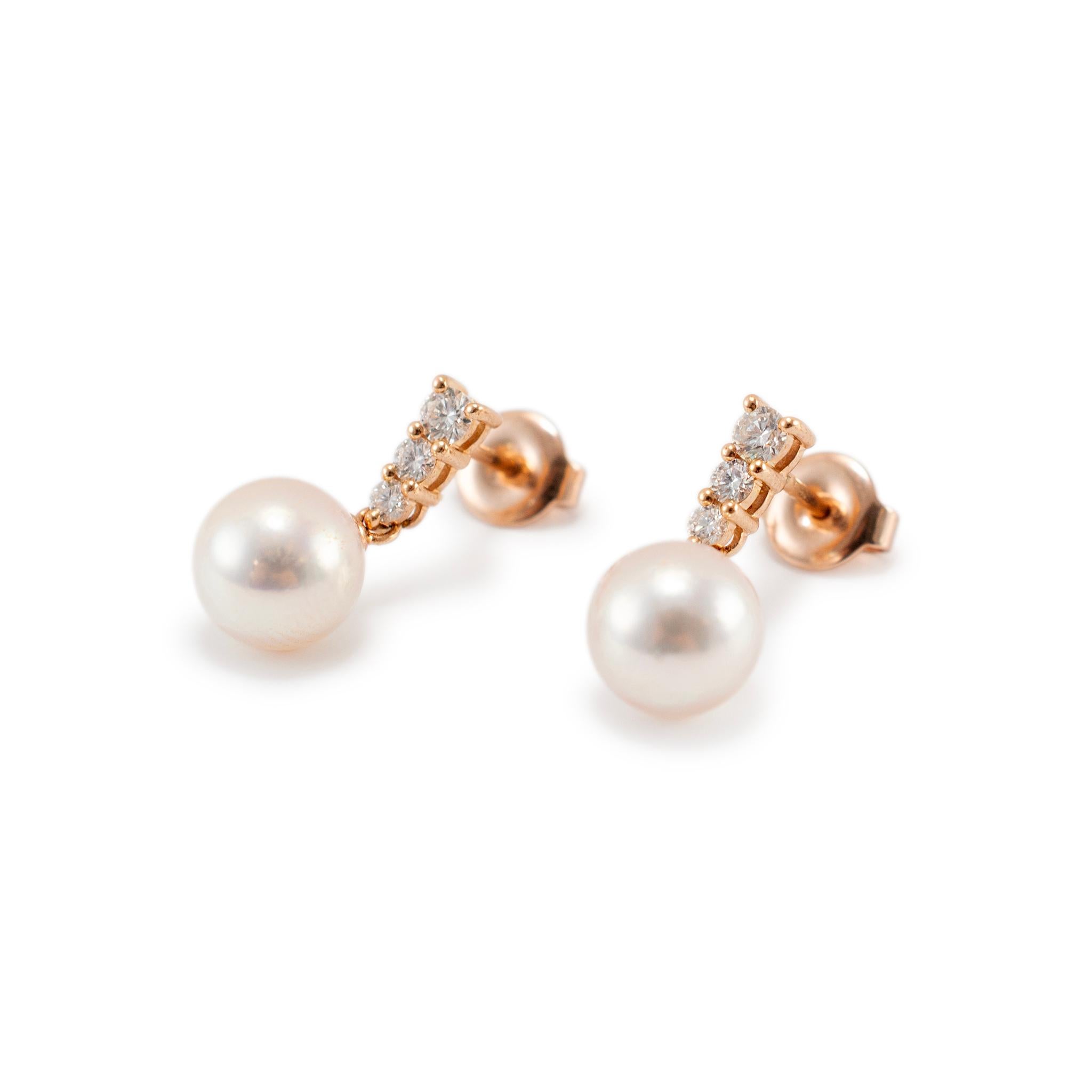 Marchio: Mikimoto

Genere: Donna

Tipo di metallo: oro rosa 18 carati

Lunghezza: 0.50 pollici

Diametro: 8,00 mm 

Peso: 3.22 grammi

Un paio di orecchini da donna in oro rosa 18 carati con diamanti e perle, con chiusura a pressione. Il metallo è