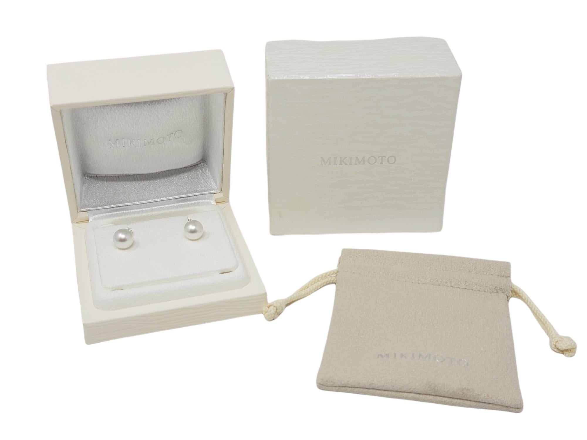 Utterly timeless pearl and diamond dangle earrings offer the perfect touch of elegance and sparkle. The gentle movement makes the natural stones really stand out and shine on the lobe. 

Earring type: Dangle
Metal: 18 Karat White Gold
Pearl: White