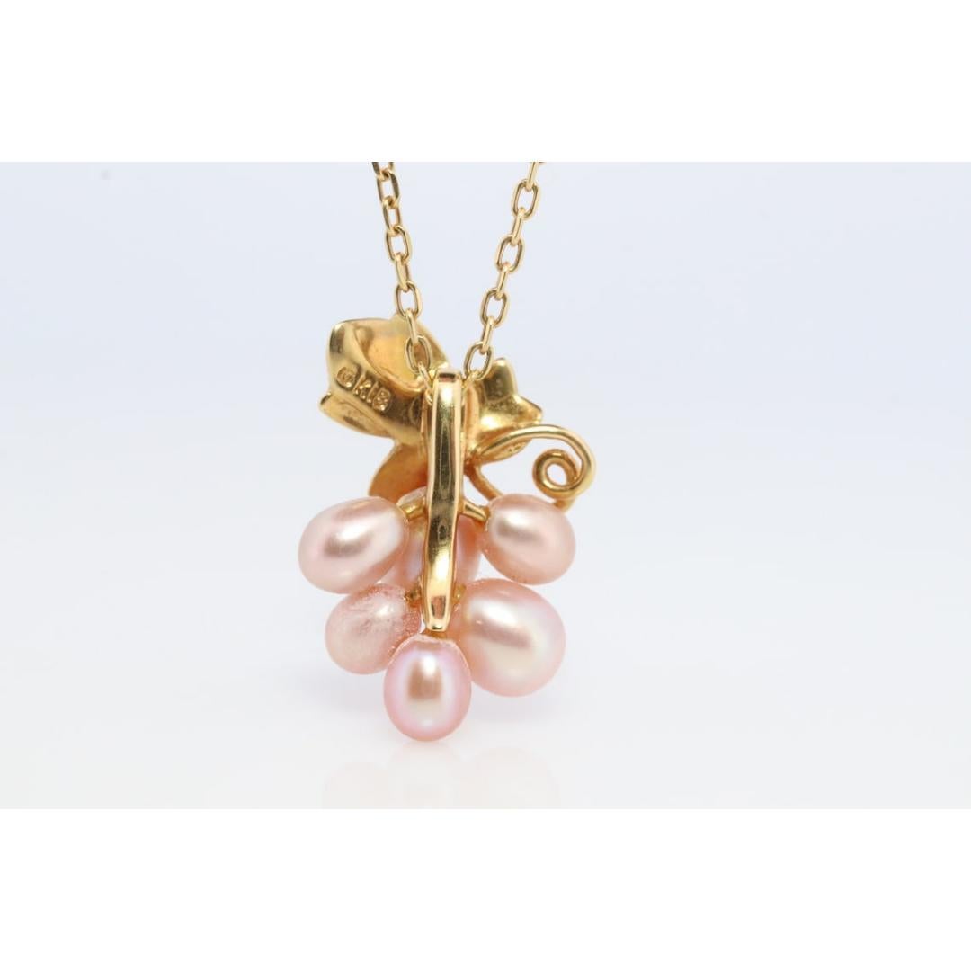 Vintage By aus den 1990er Jahren
MATERIALIEN: Platin

Edelstein: Perle

Stil: Minimalistisch

Eine wunderbare Ergänzung für Ihre Sammlung. Sehr selten

18k Gelbgold und Perlen

MIKIMOTO Traubenmotiv-Anhänger und Halskette

Sowohl Anhänger als auch