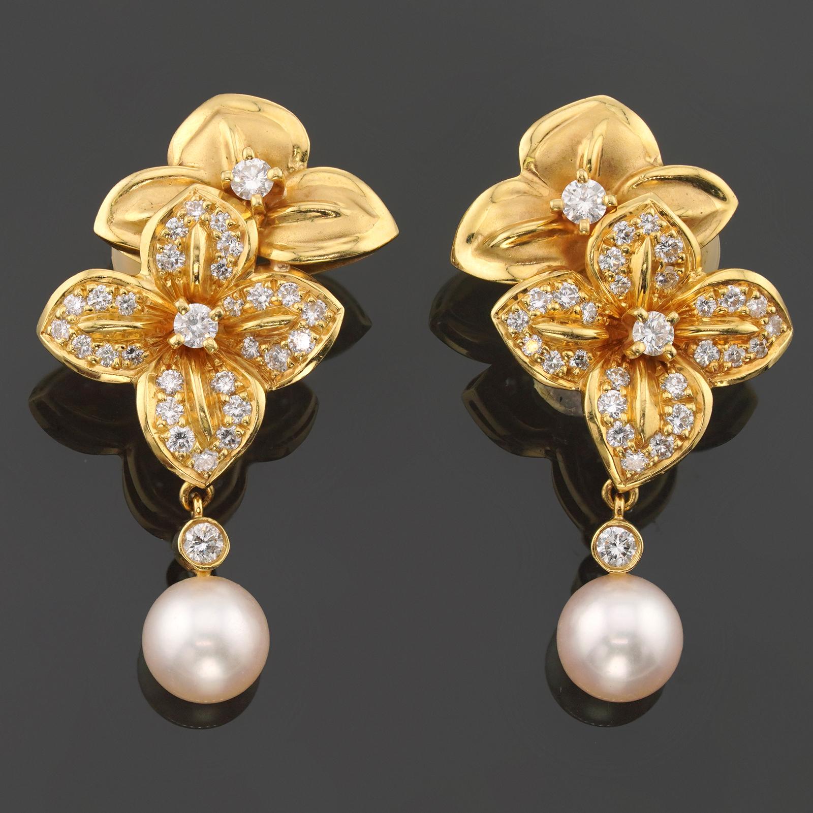 Estos pendientes Mikimoto atemporales están elaborados en oro amarillo de 18k y engastados con perlas cultivadas y diamantes redondos talla brillante E-F VVS1-VVS2. Fabricado en Japón hacia la década de 2000. Medidas: 20 mm de ancho, 42 mm de largo. 