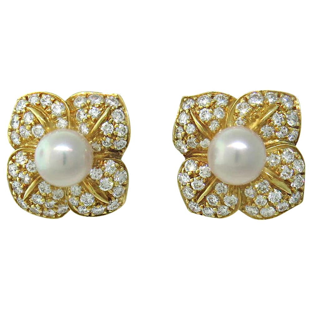Mikimoto Boucles d'oreilles à fleurs en or jaune 18 carats avec perles et diamants pavés en vente
