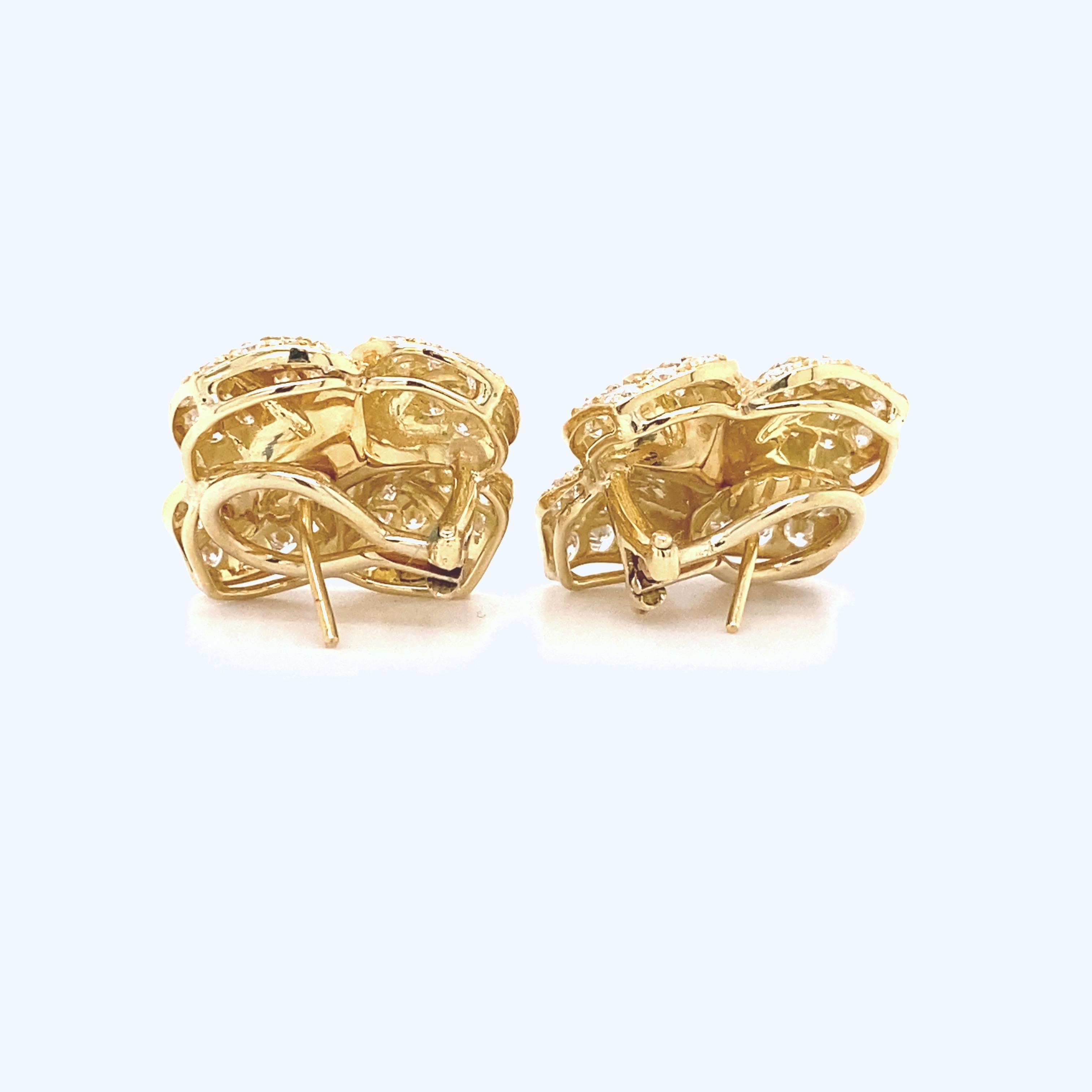Taille ronde Mikimoto Boucles d'oreilles à fleurs en or jaune 18 carats avec perles et diamants pavés en vente