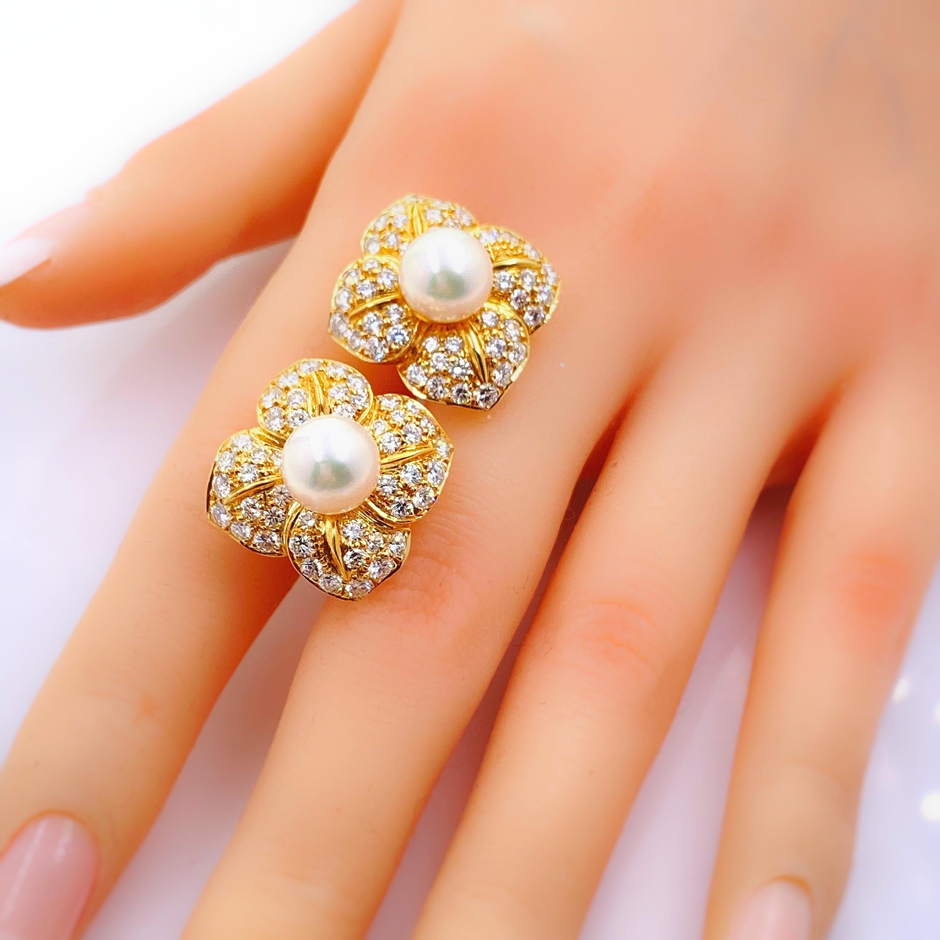 Mikimoto Boucles d'oreilles à fleurs en or jaune 18 carats avec perles et diamants pavés Excellent état - En vente à San Diego, CA