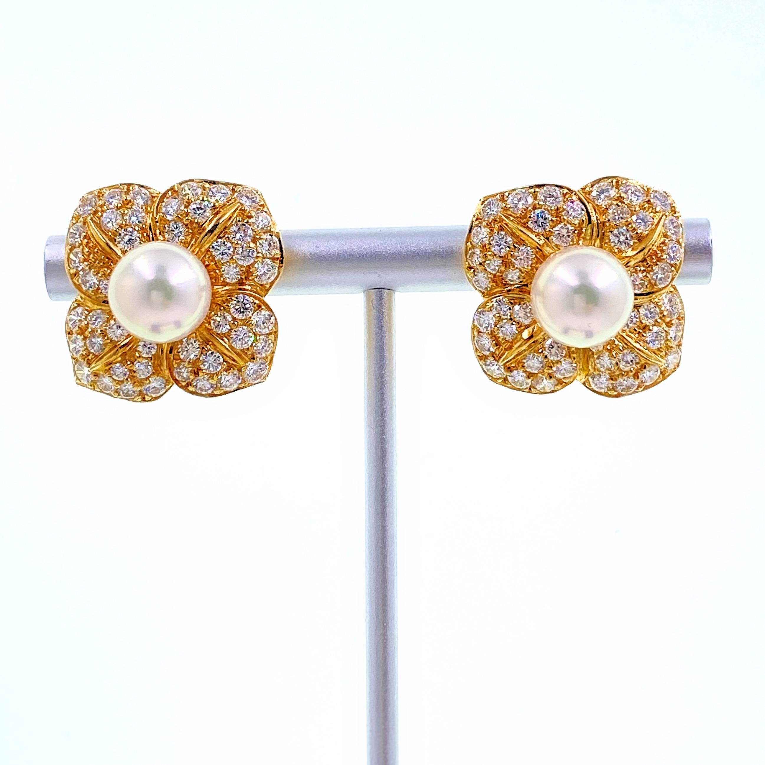 Mikimoto Boucles d'oreilles à fleurs en or jaune 18 carats avec perles et diamants pavés Unisexe en vente